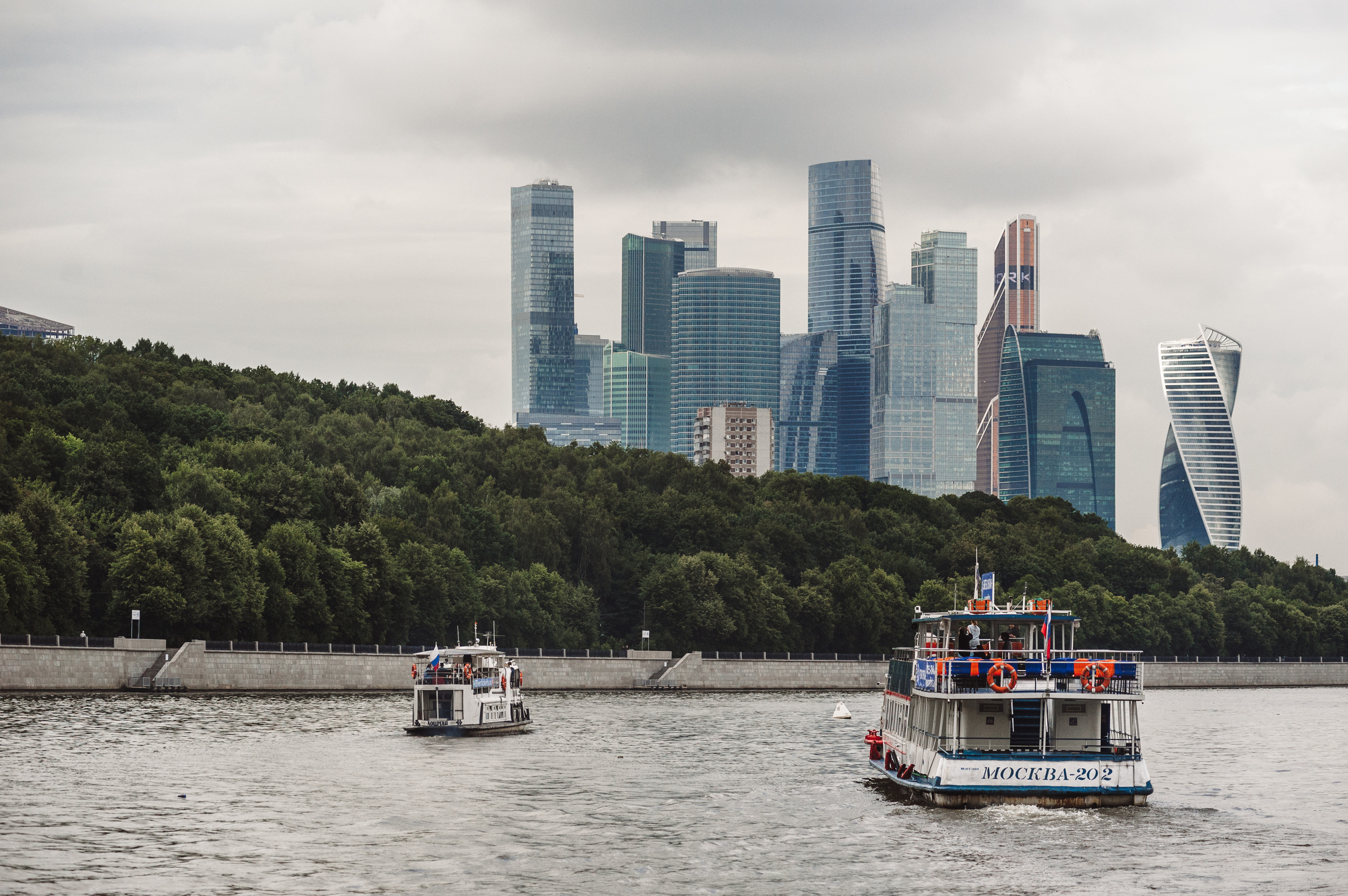 Свадебная фотосессия с прогулкой на теплоходе по Москве-реке. Семейный фотограф в Москве Елена Снегирева