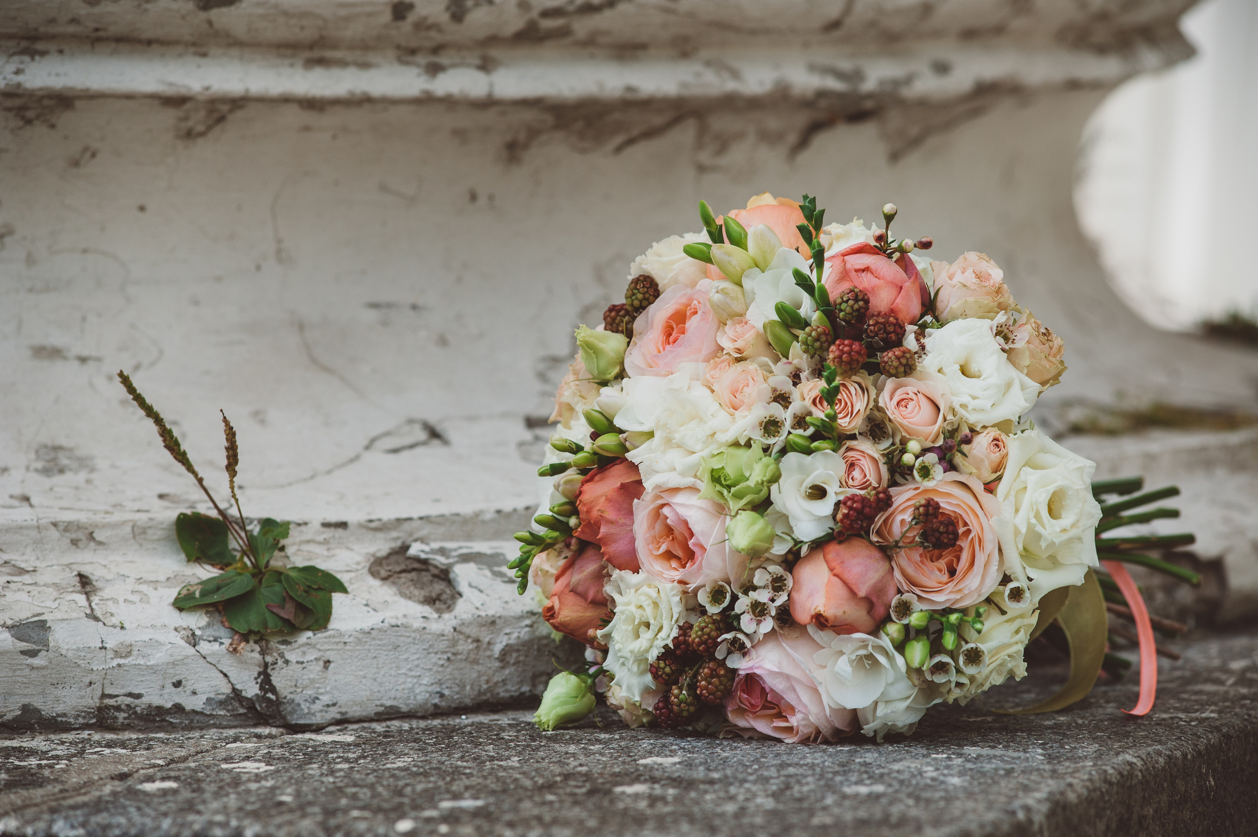 Свадебная фотосессия в Свиссотель Красные Холмы и Ботаническом саду. Семейный фотограф в Москве Елена Снегирева