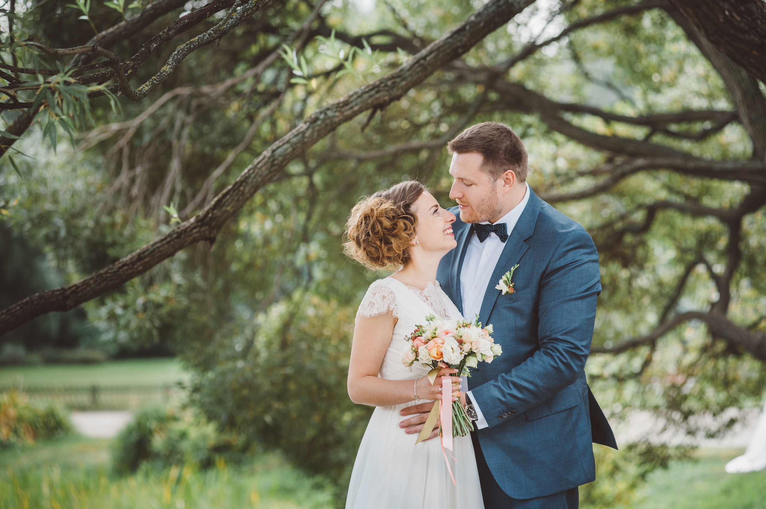 Свадебная фотосессия в Свиссотель Красные Холмы и Ботаническом саду. Семейный фотограф в Москве Елена Снегирева