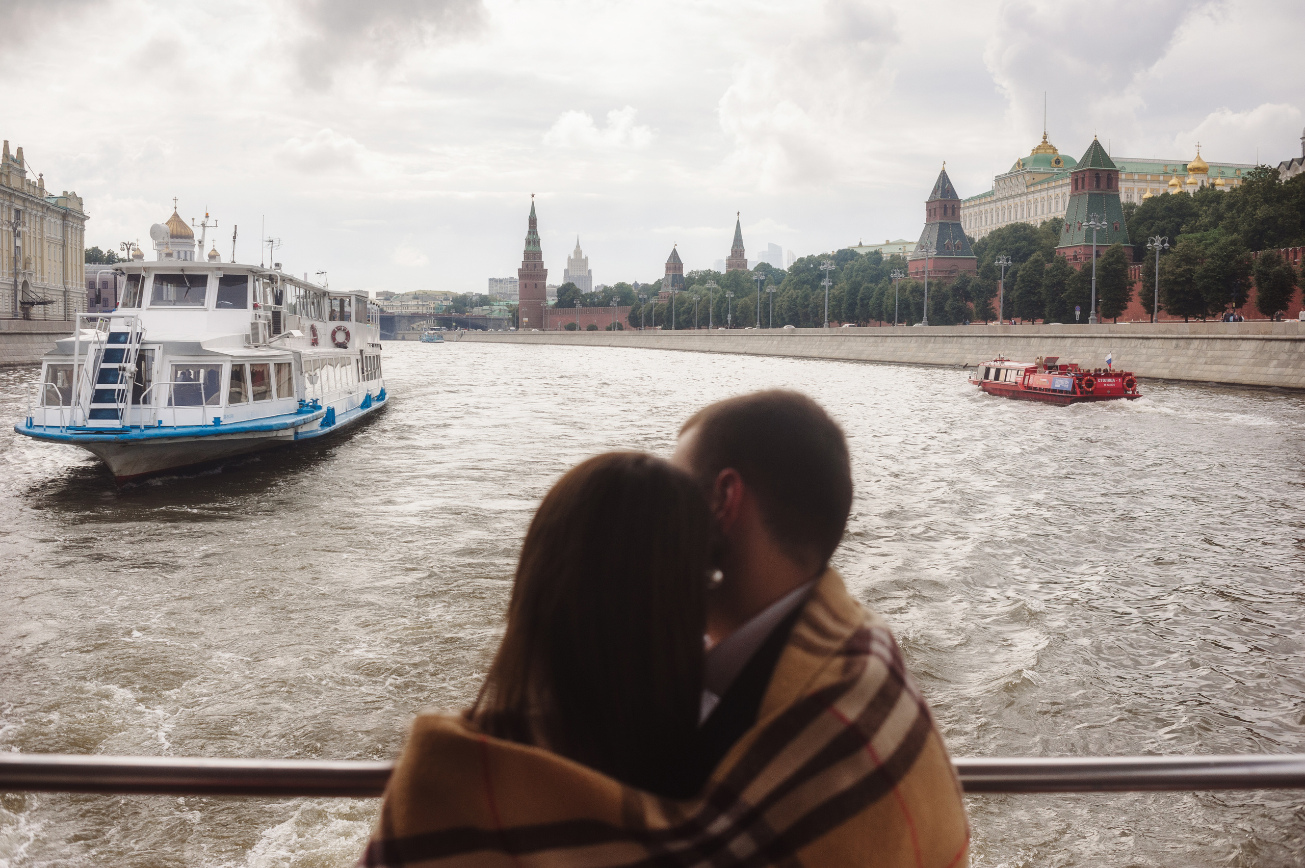Свадебная фотосессия с прогулкой на теплоходе по Москве-реке. Семейный фотограф в Москве Елена Снегирева