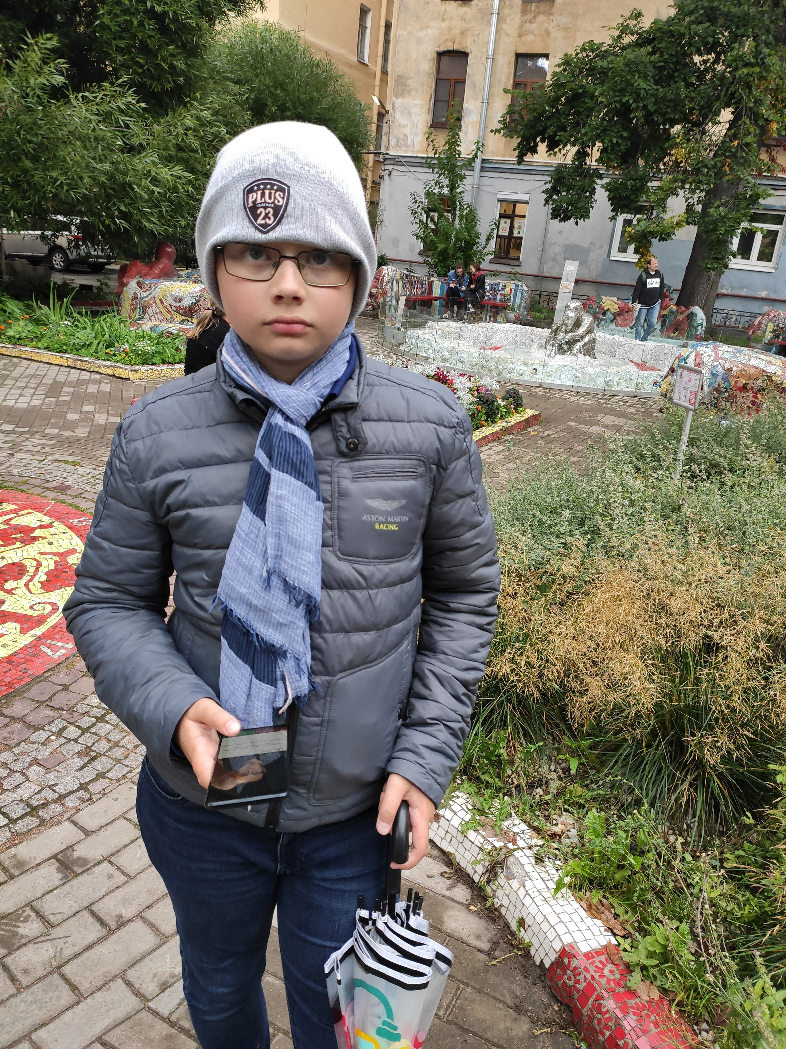 Мозаичные композиции придают колорит обычному питерскому дворику