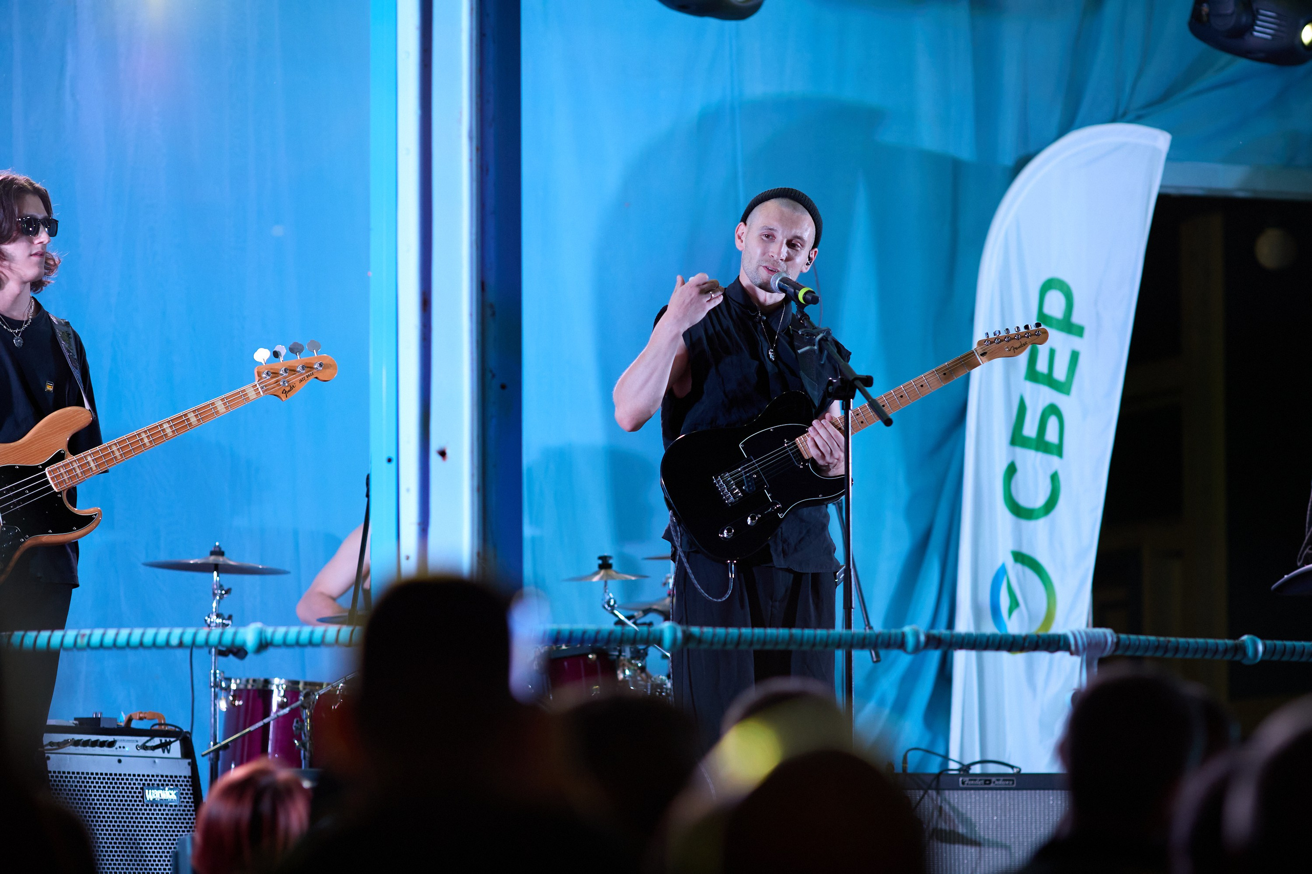Алексей Корзов поёт на сцене во время концерта на Photo FERRUM fest 2026