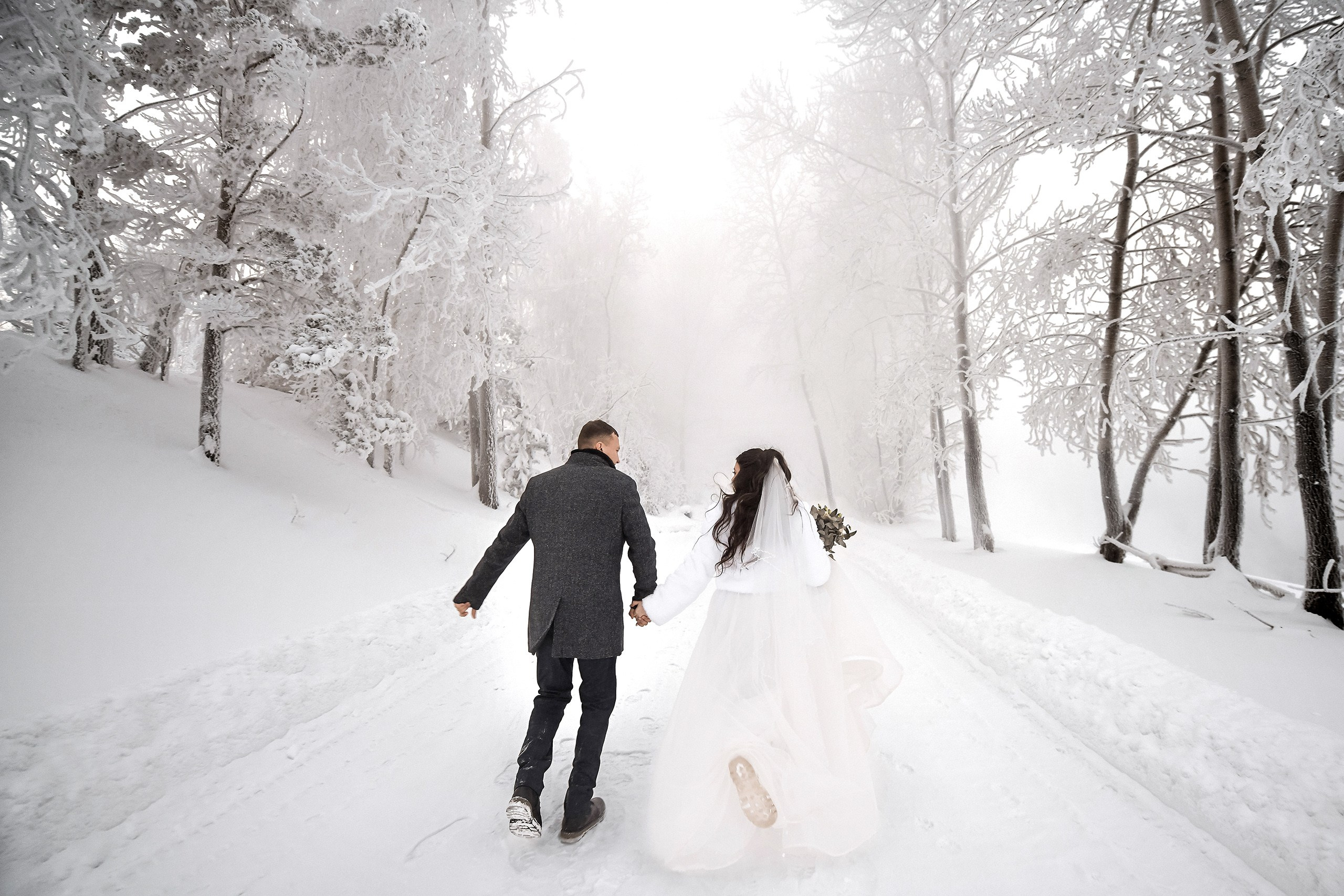 Зимняя свадьба: фотосессия невесты и жениха в студии и на улице. 📸 Свадебный и семейный фотограф в Красноярске Тихомиров Евгений | 17 лет опыта | 800+ свадеб
