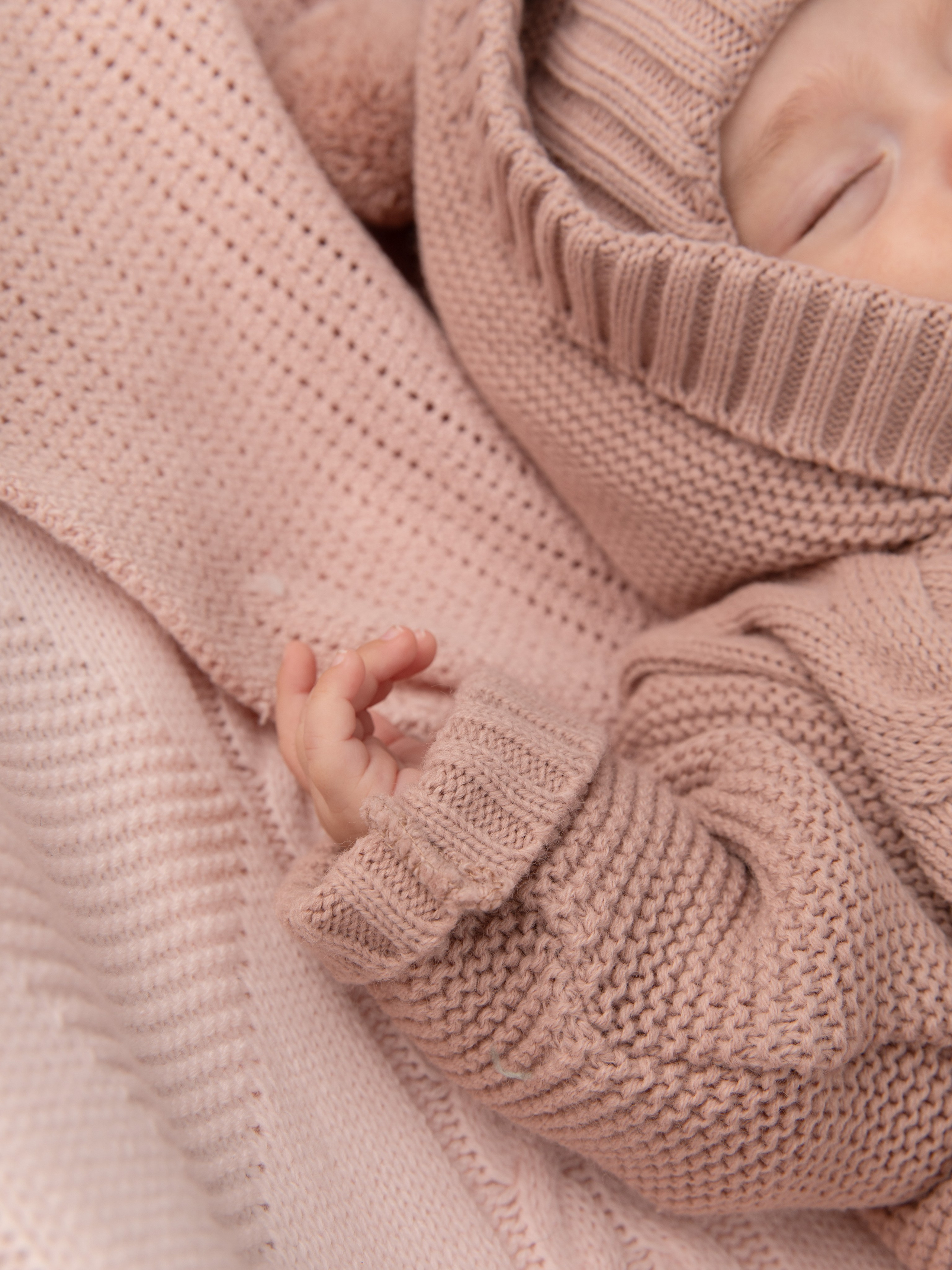 Детские вязаные комбинезоны. Фотостудия предметной и модельной съёмки для маркетплейсов