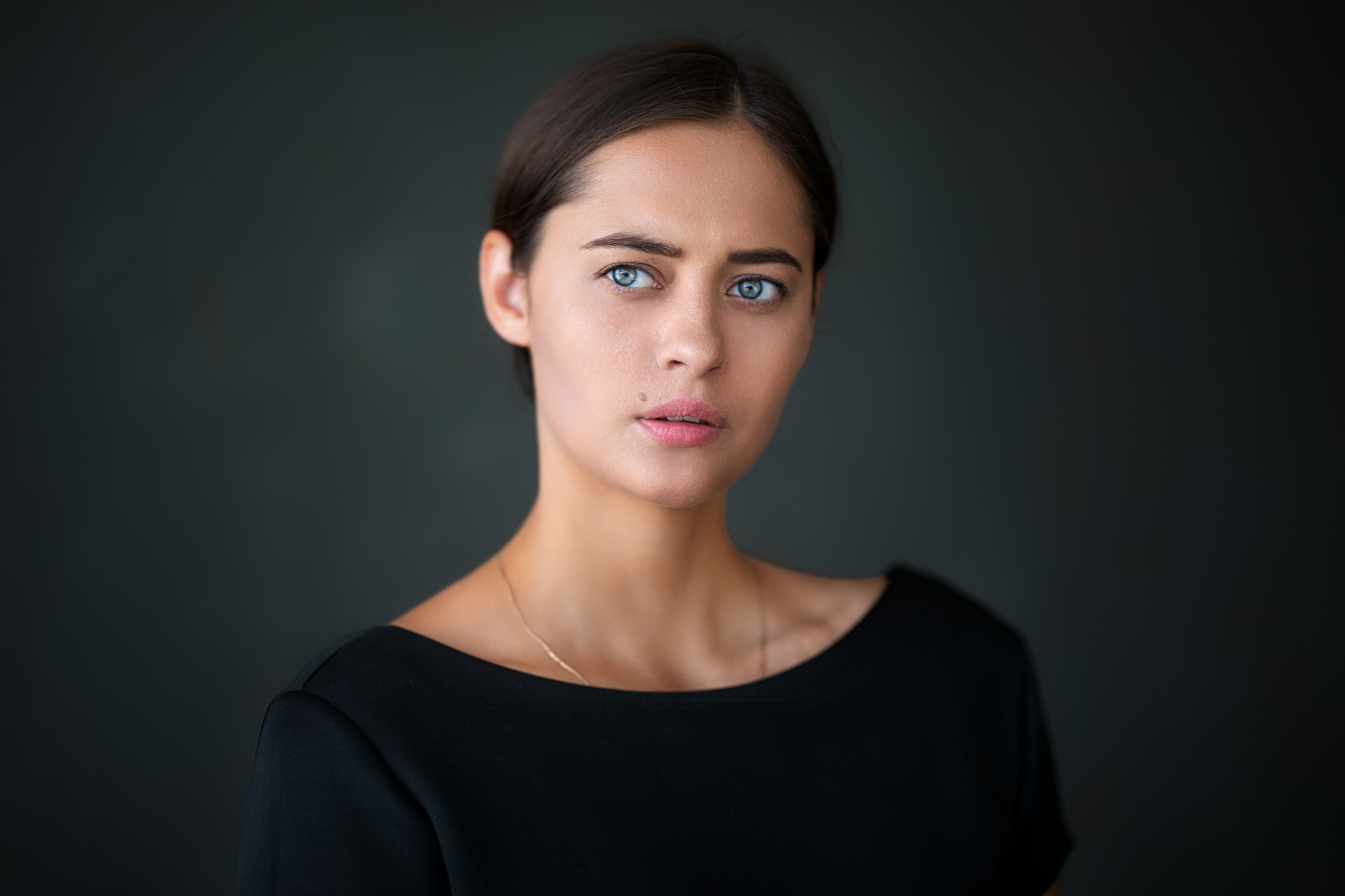 Съемка с Ольгой в студии с минимальным интерьером в формате для «себя»