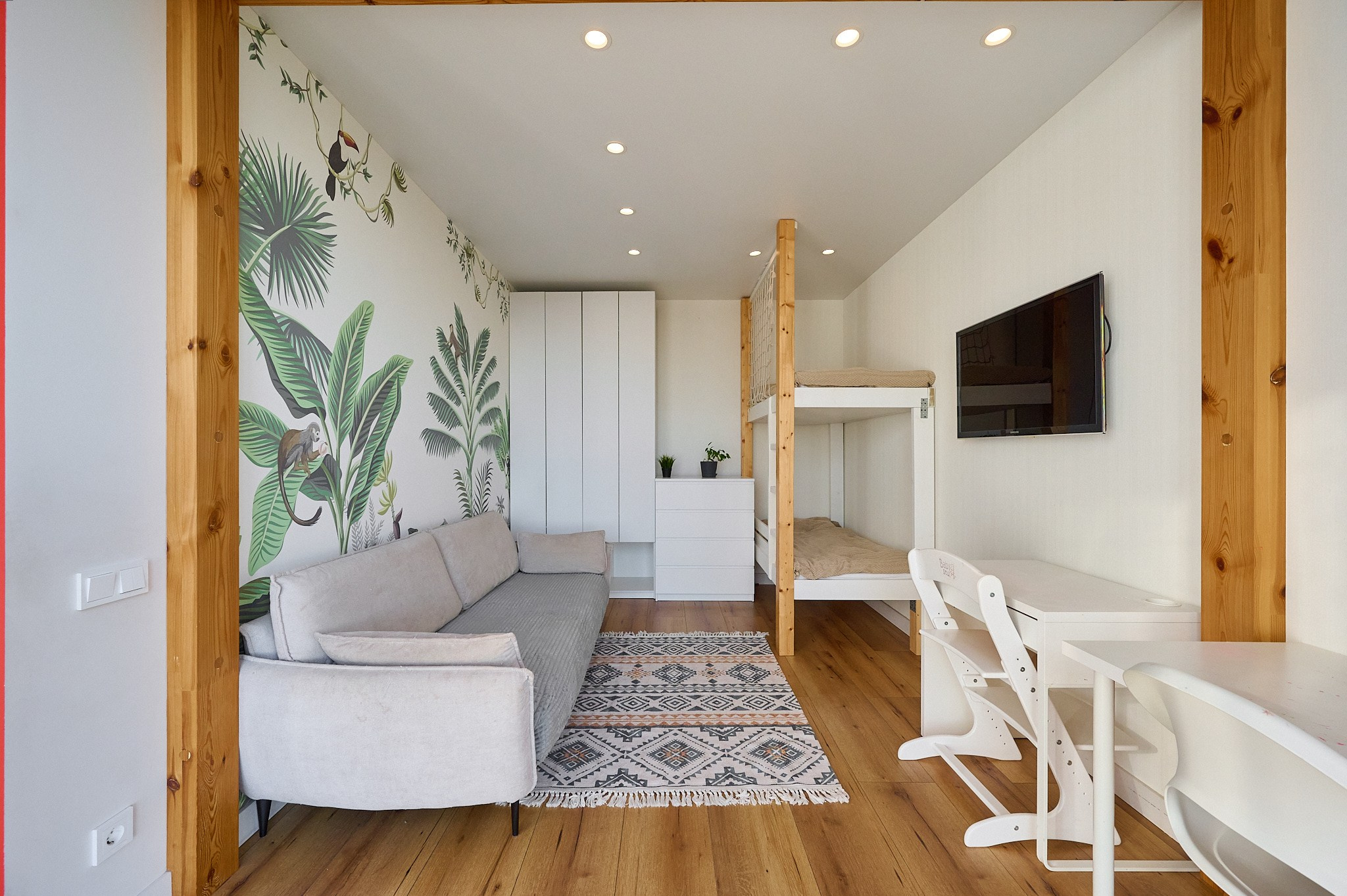 комната диван белый шкаф белый комод телевизор два стола стулья серые шторы