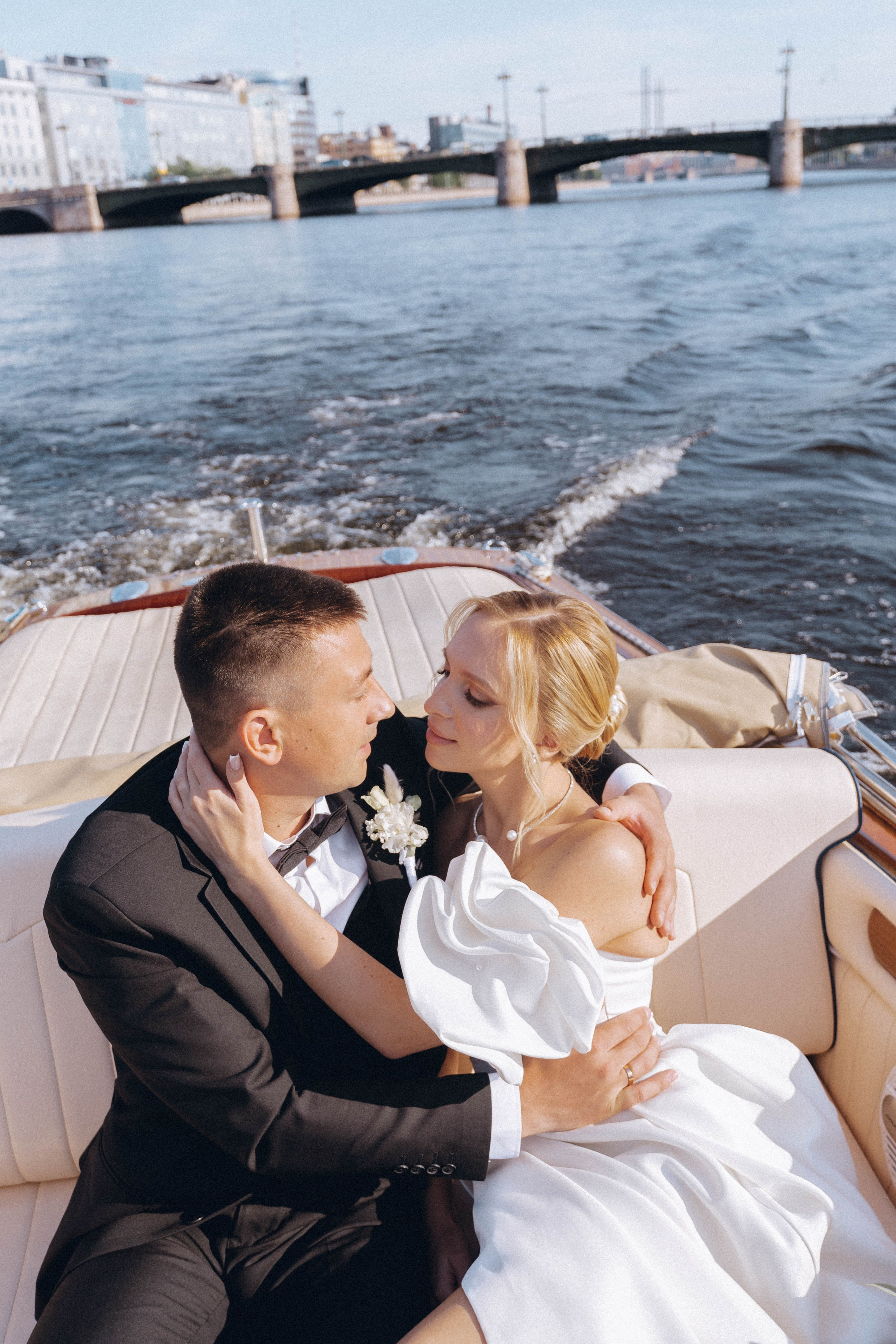 СВАДЕНБНАЯ СЬЕМКА НА КАТЕРЕ ПО КАНАЛАМ САНКТ-ПЕТЕРБУРГА И В АКВАТОРИИ НЕВЫ. Профессиональный фотограф, Санкт-Петербург — Виктория Богомолова