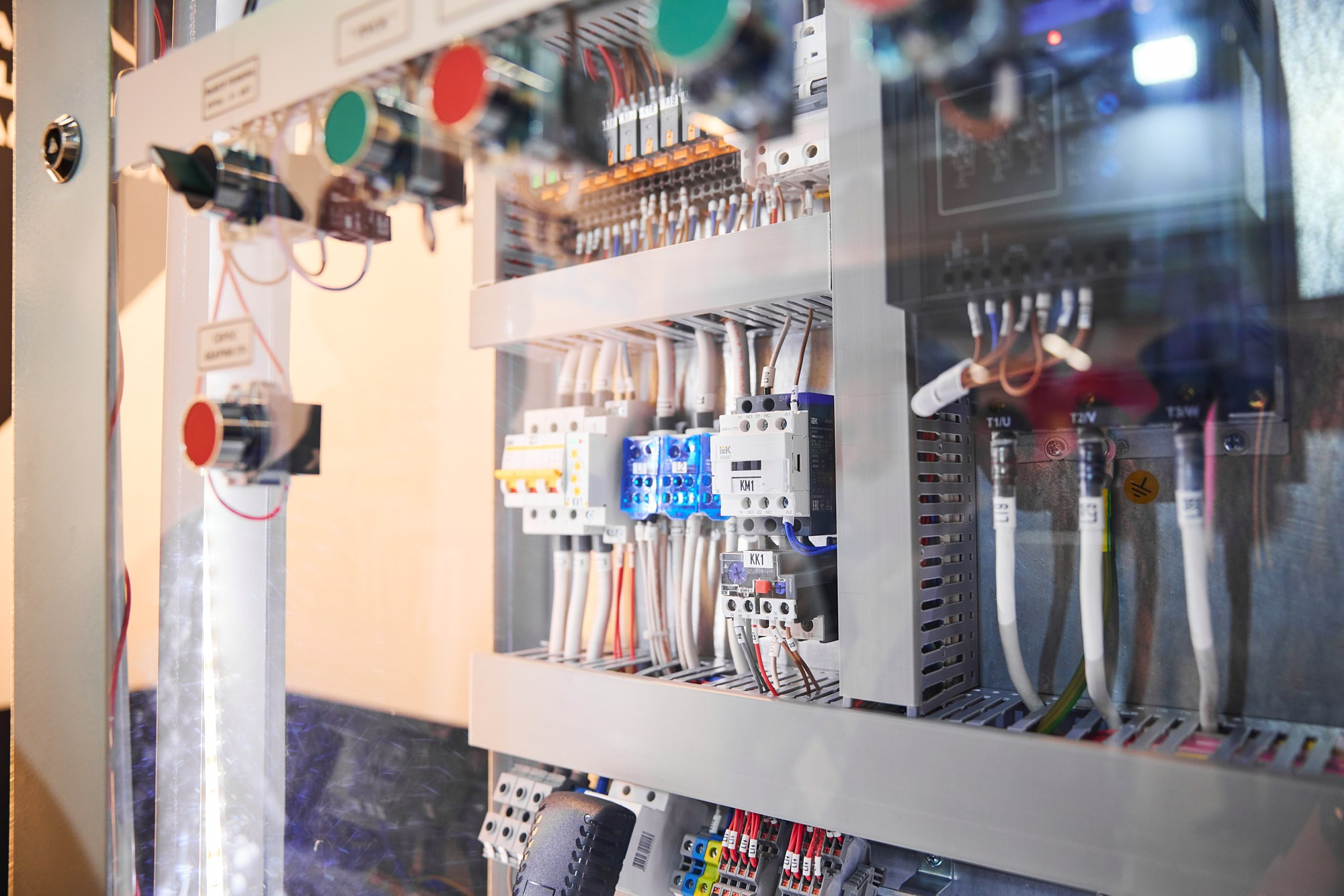 Фотограф на выставке IEK — репортажная съёмка корпоративного стенда в Москве. Репортажный фотограф в Москве — Дмитрий Тарасов | Съёмка мероприятий, концертов, корпоративов