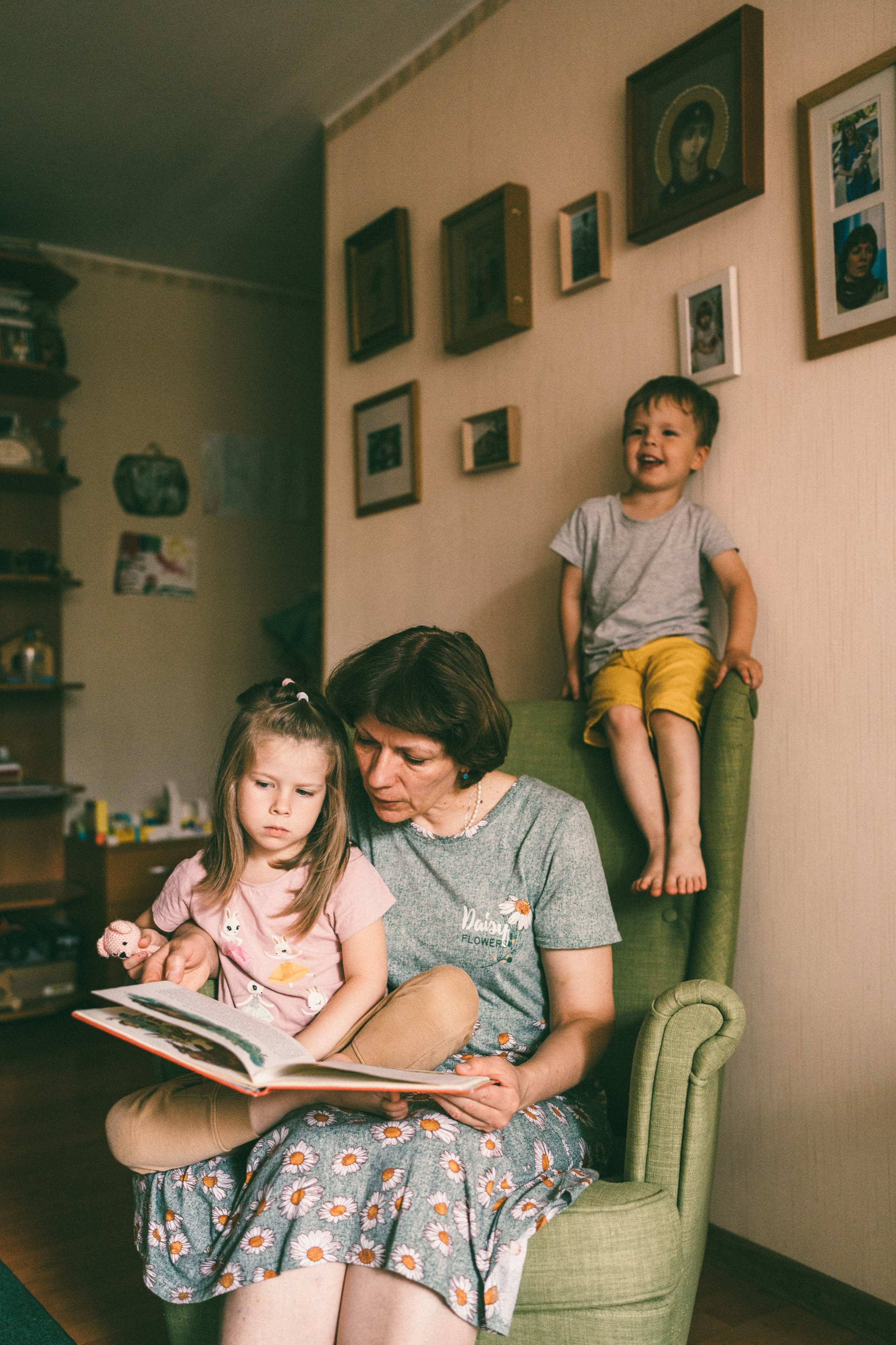 Семейная фотосессия дома. Дарья Иван Маша Сережа и Лиза. Детский, семейный и ньюборн фотограф в Москве Юлия Шуарт