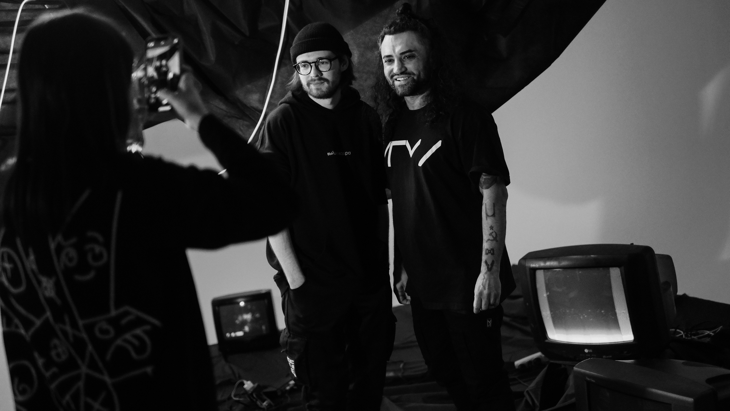 BACKSTAGE. Dcnsmncm