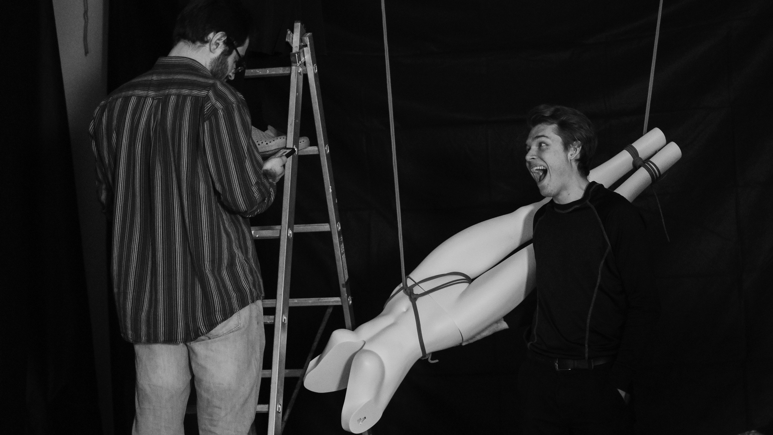 BACKSTAGE. Dcnsmncm