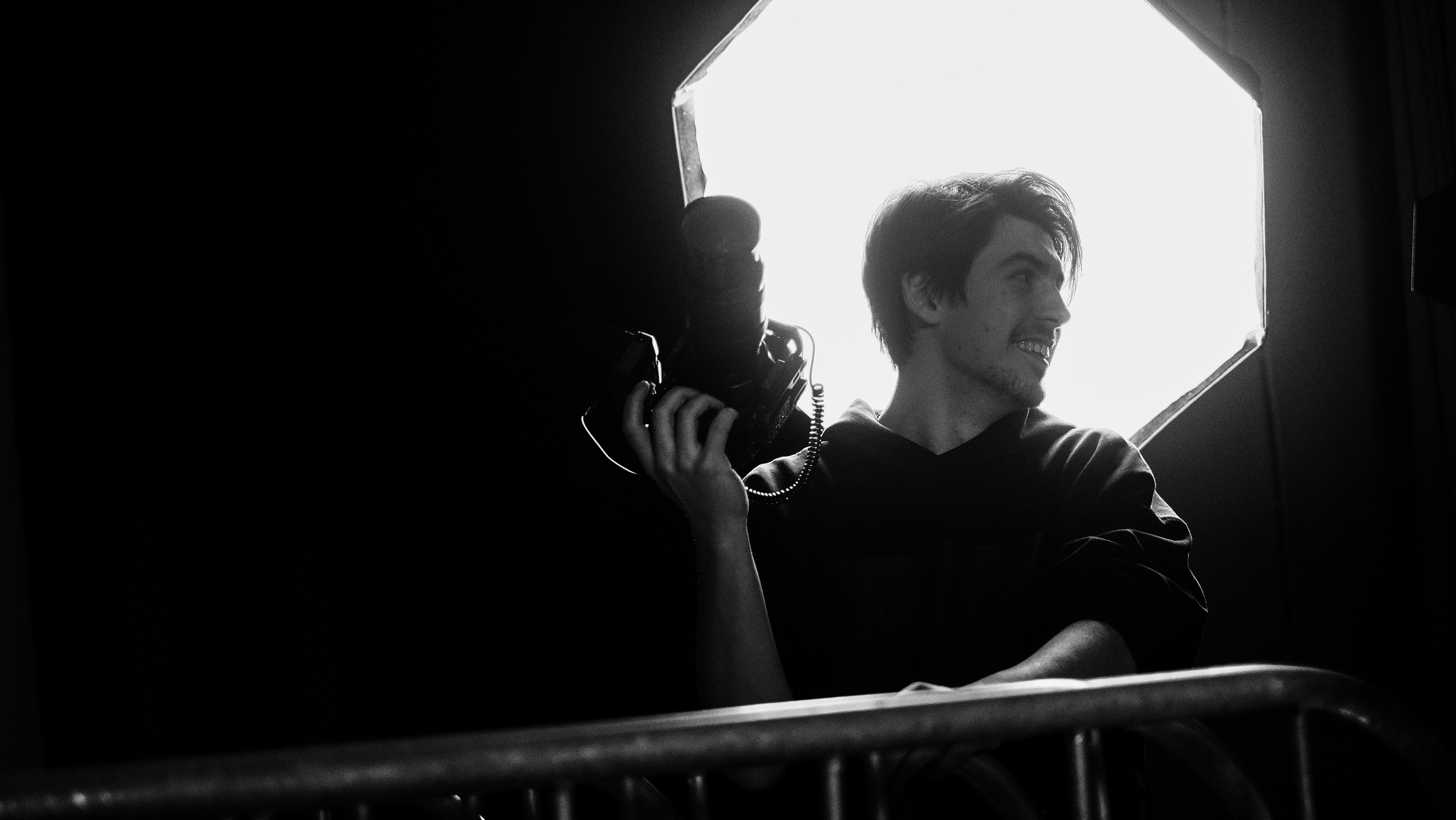 BACKSTAGE. Dcnsmncm