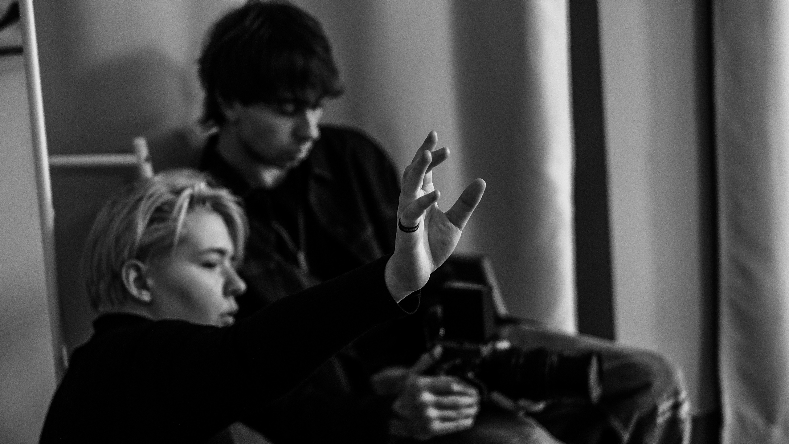 BACKSTAGE. Dcnsmncm
