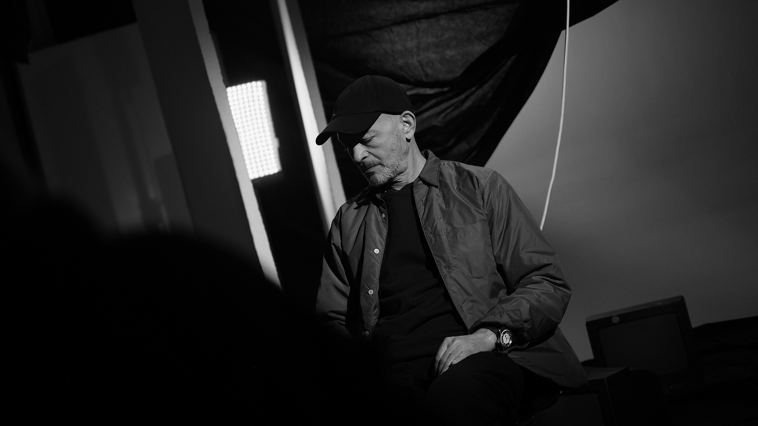 BACKSTAGE. Dcnsmncm