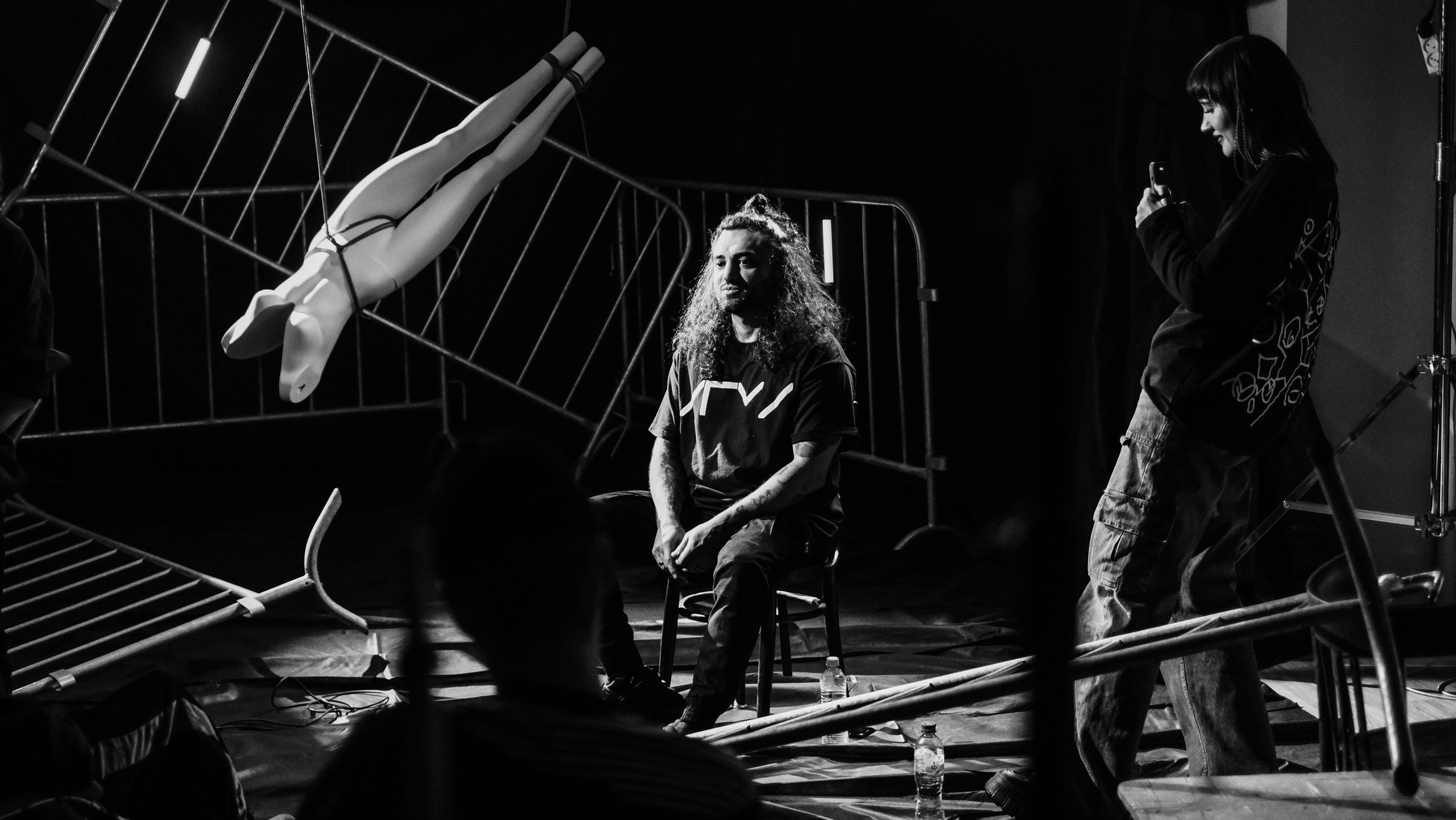 BACKSTAGE. Dcnsmncm