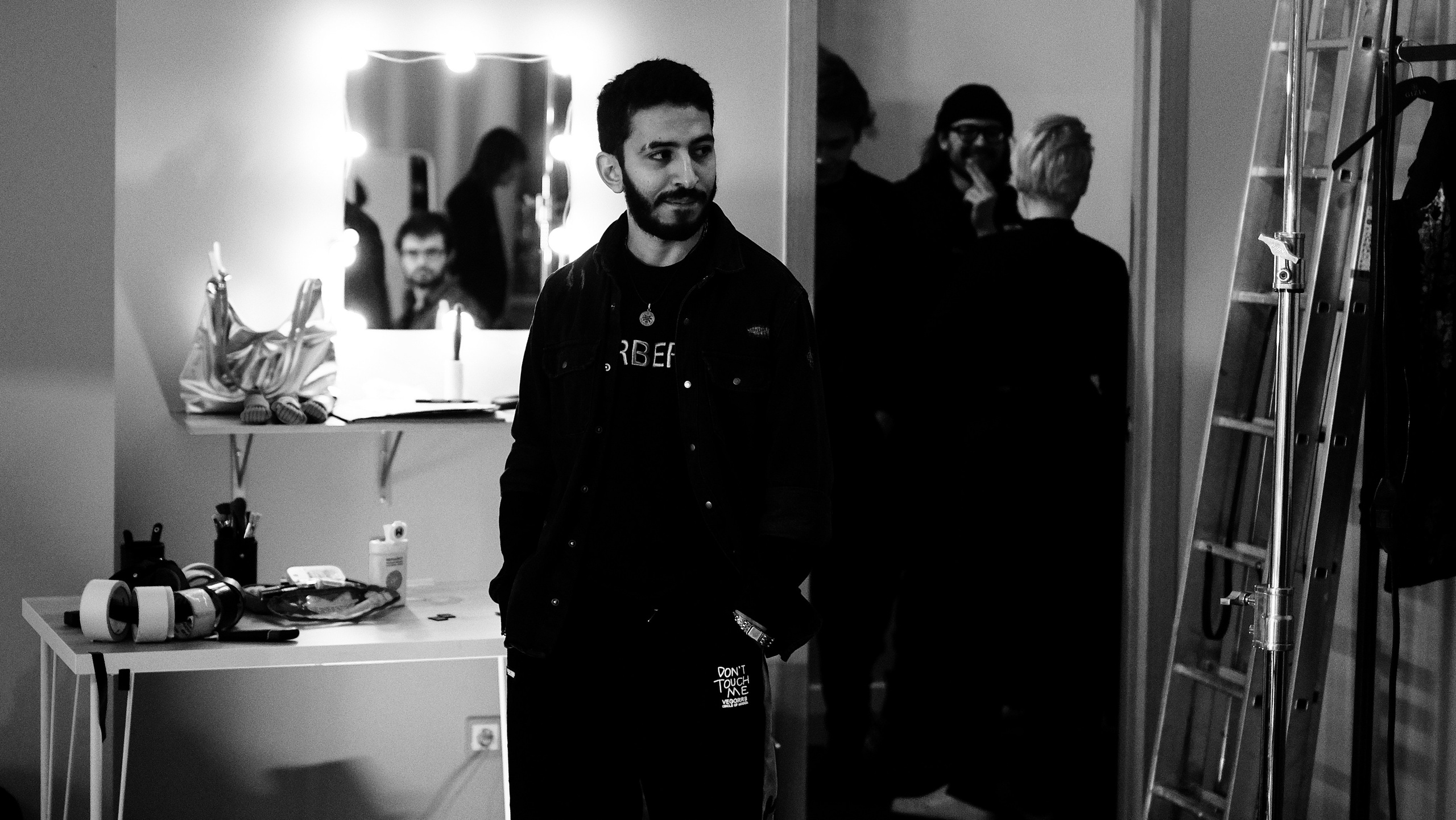 BACKSTAGE. Dcnsmncm