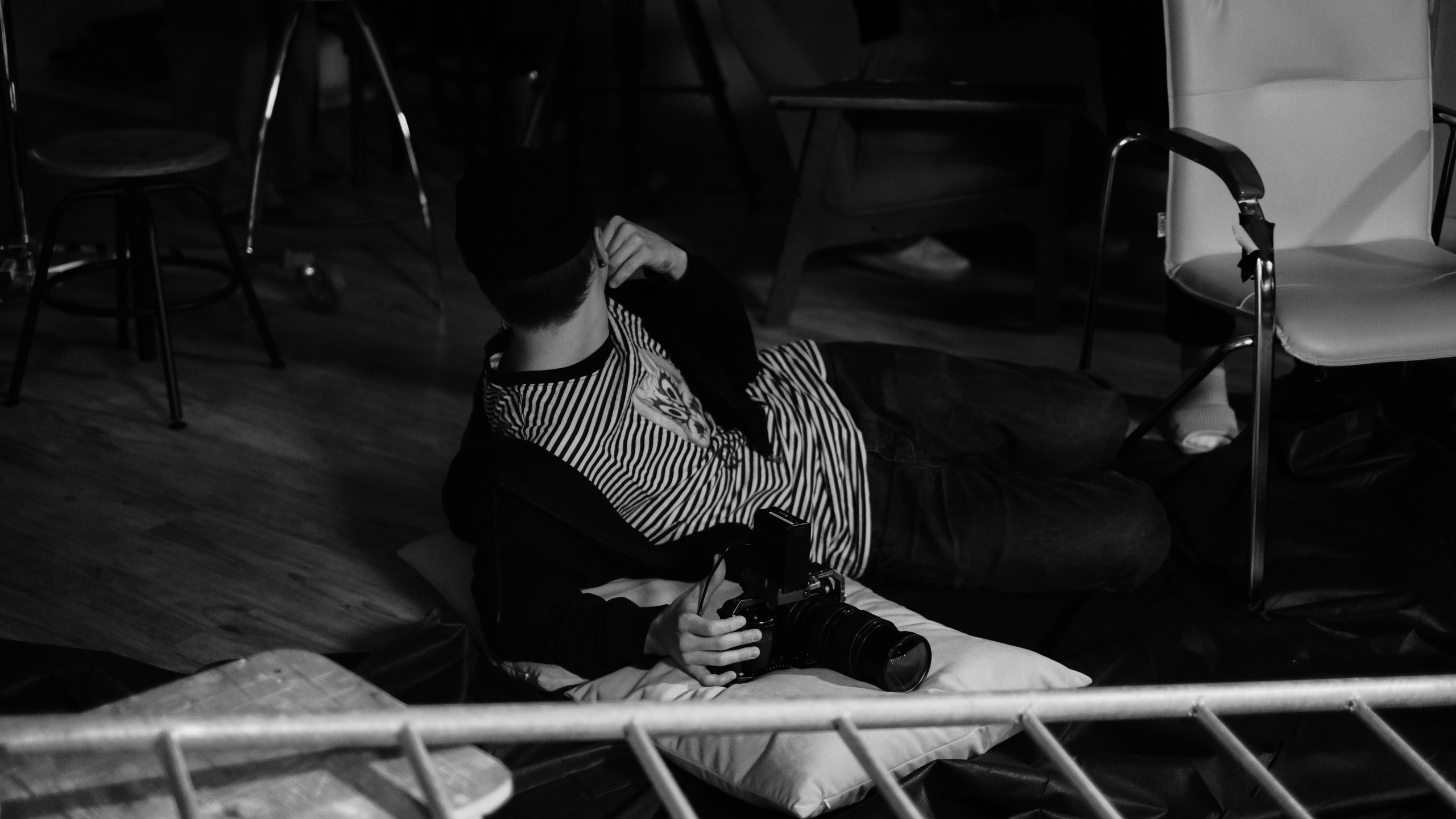 BACKSTAGE. Dcnsmncm