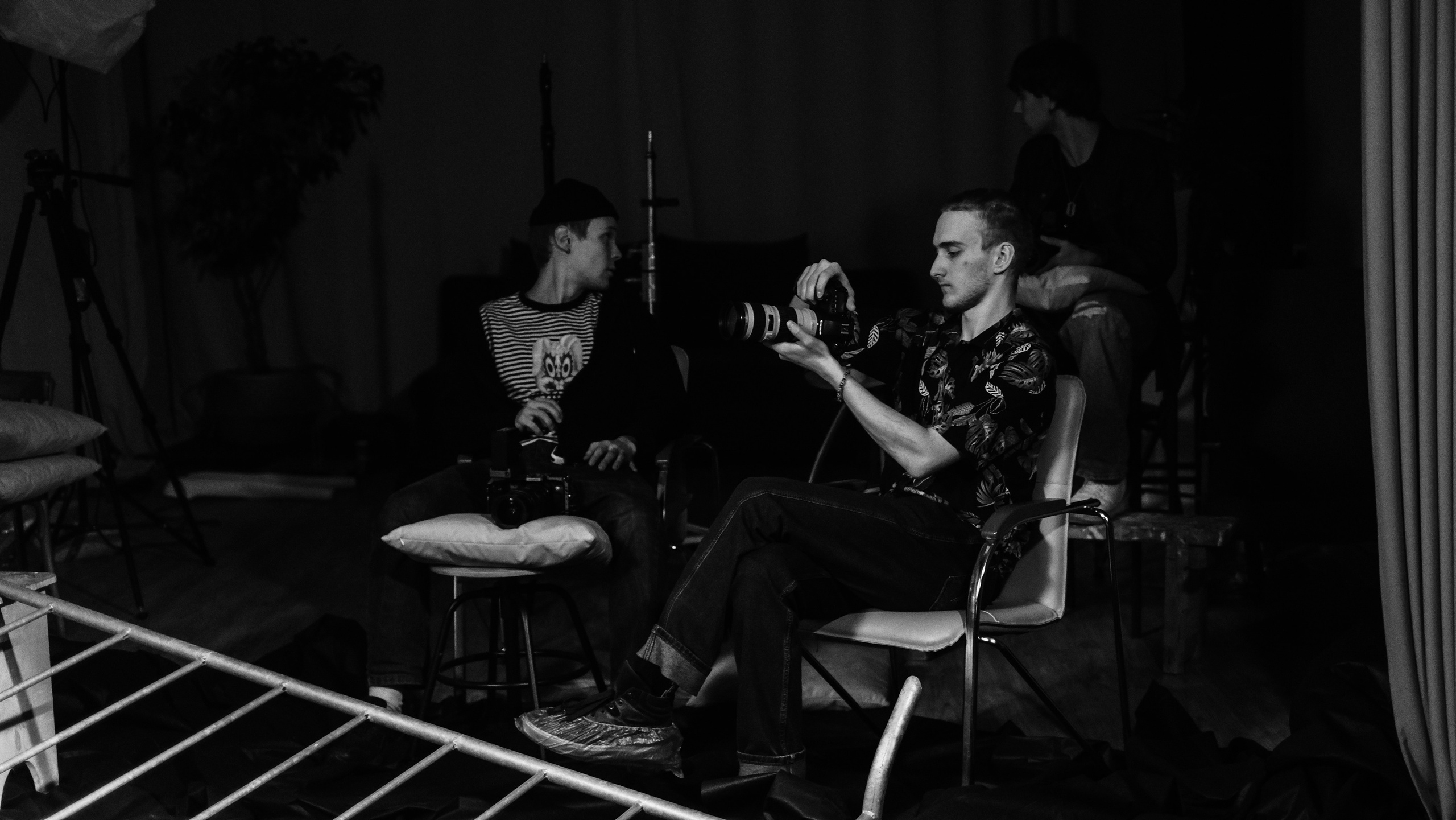 BACKSTAGE. Dcnsmncm