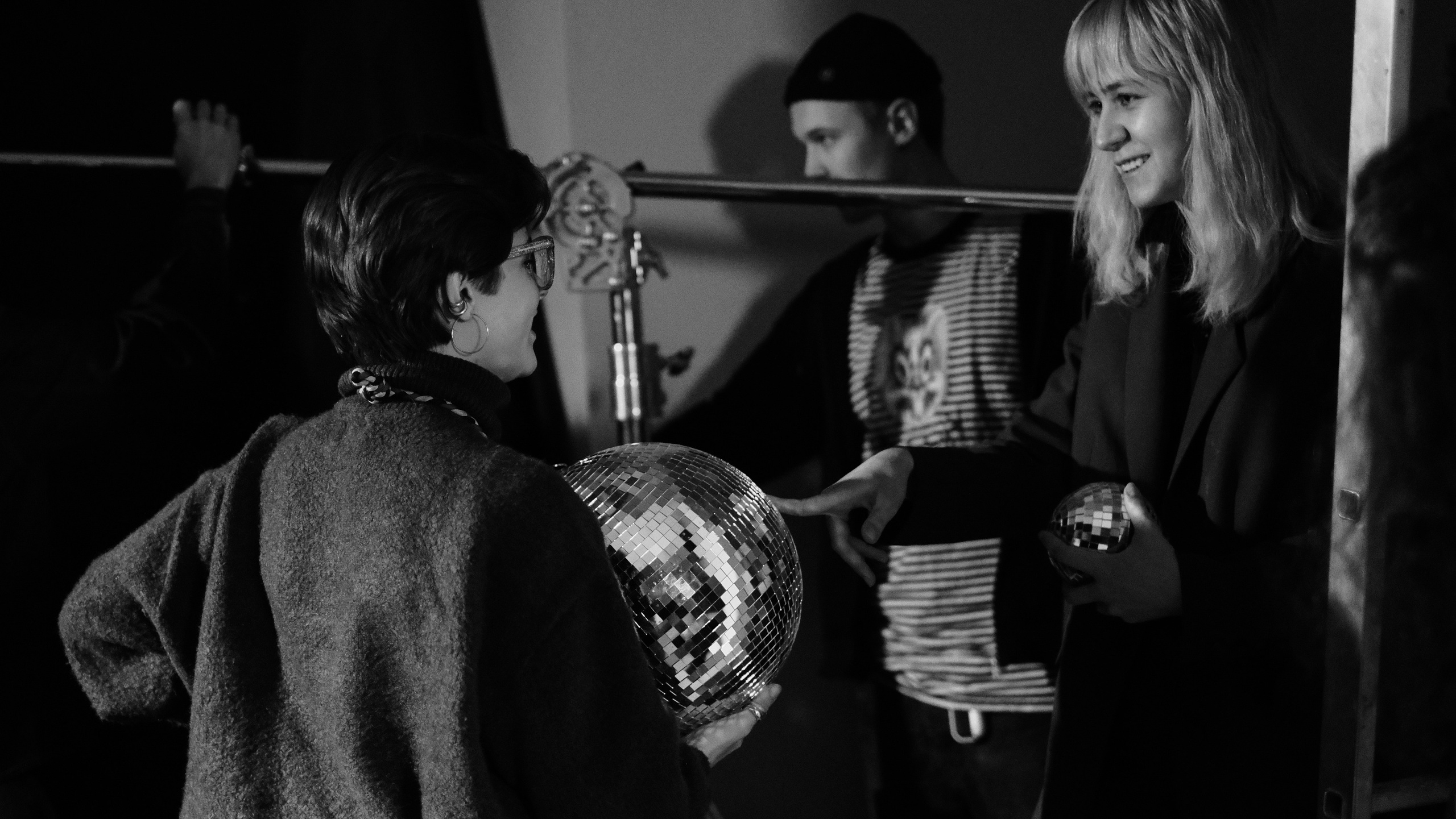 BACKSTAGE. Dcnsmncm
