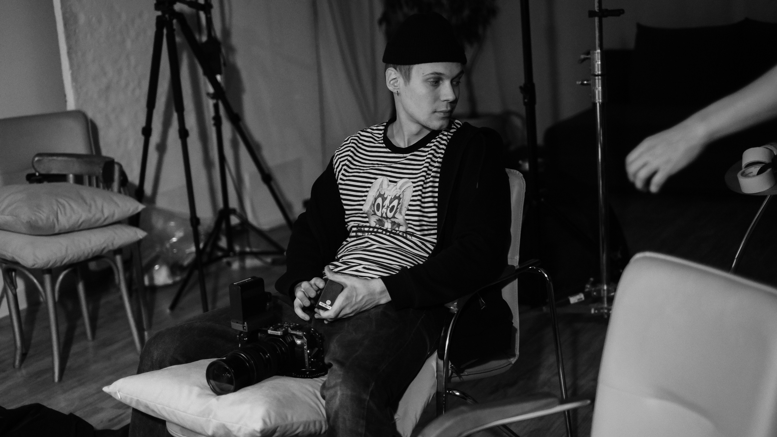 BACKSTAGE. Dcnsmncm