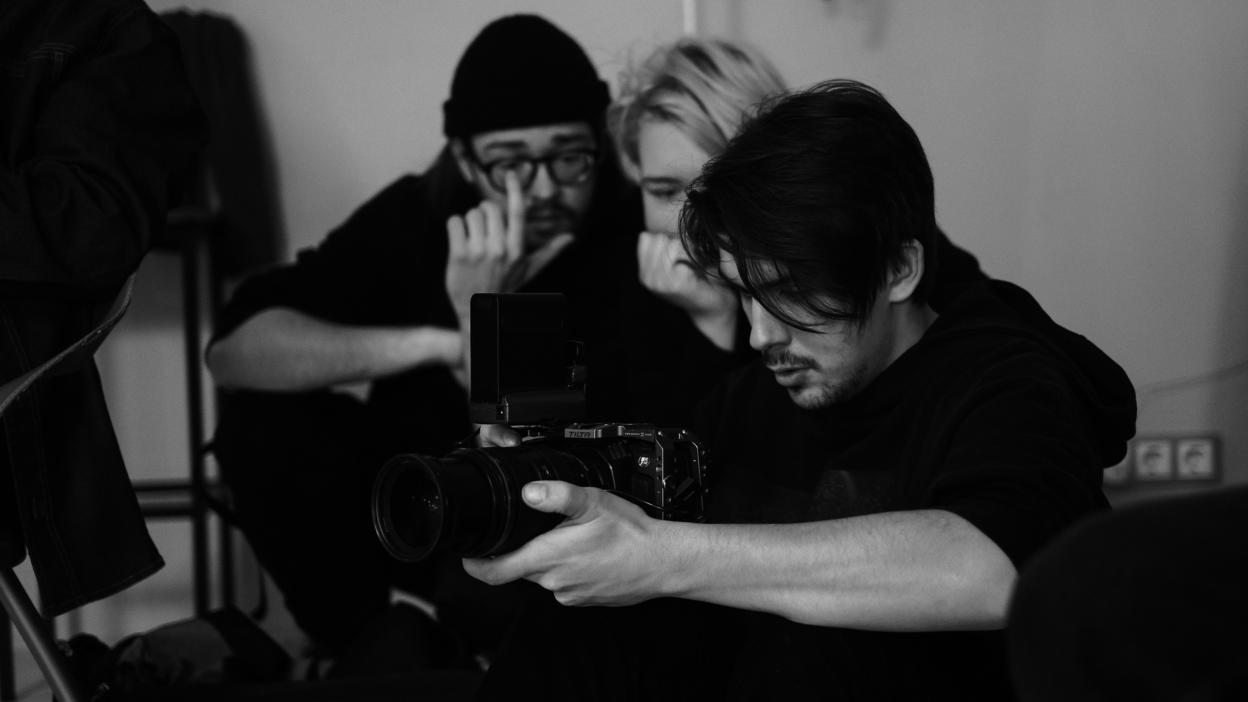 BACKSTAGE. Dcnsmncm