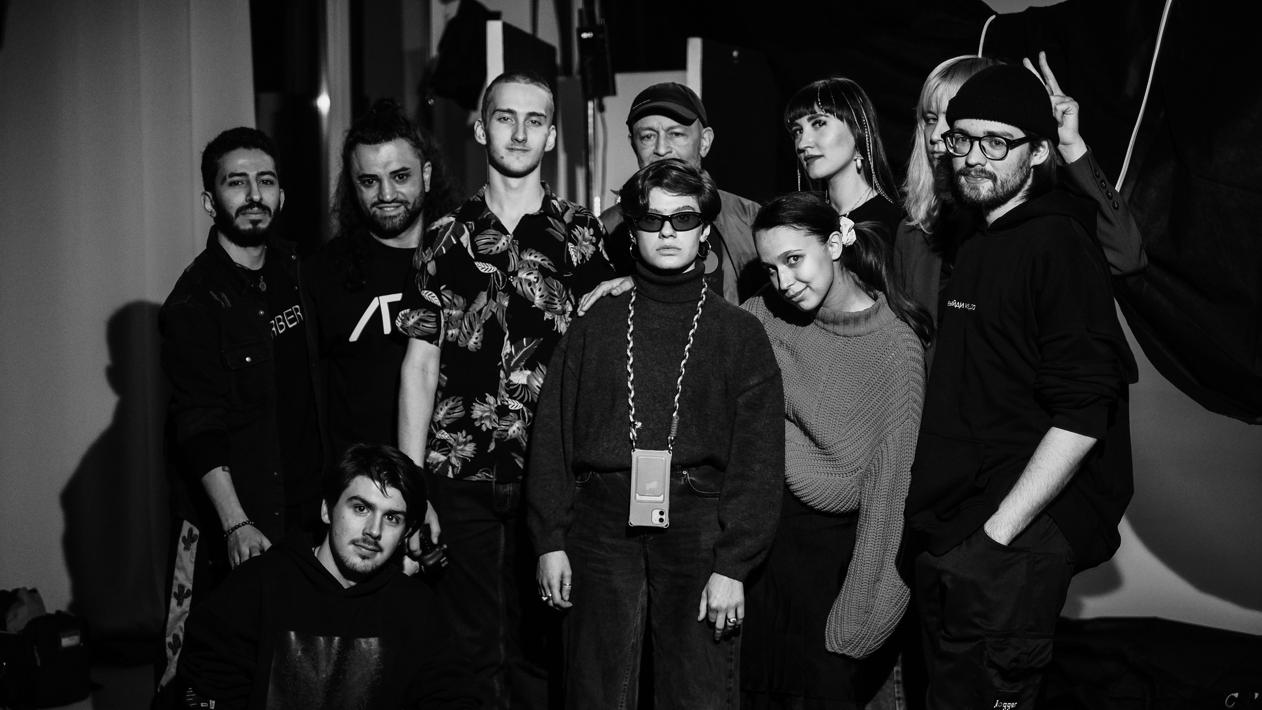 BACKSTAGE. Dcnsmncm