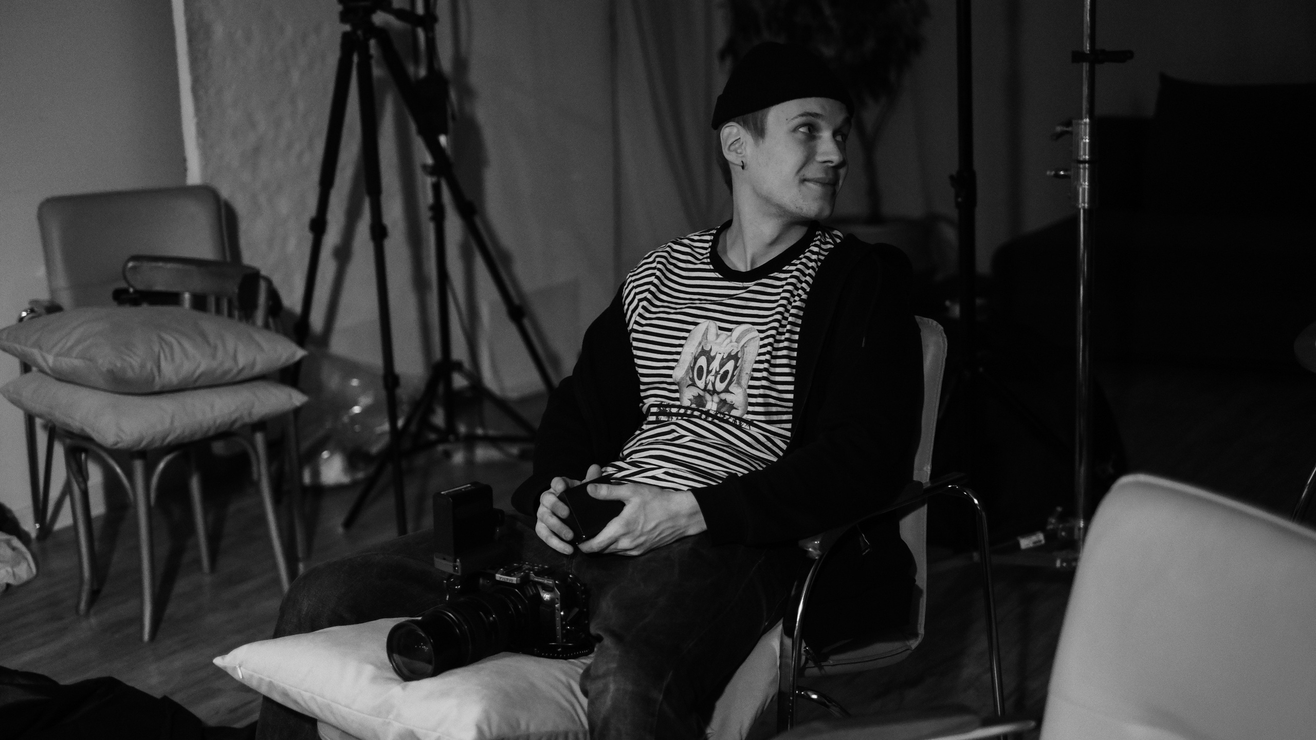 BACKSTAGE. Dcnsmncm