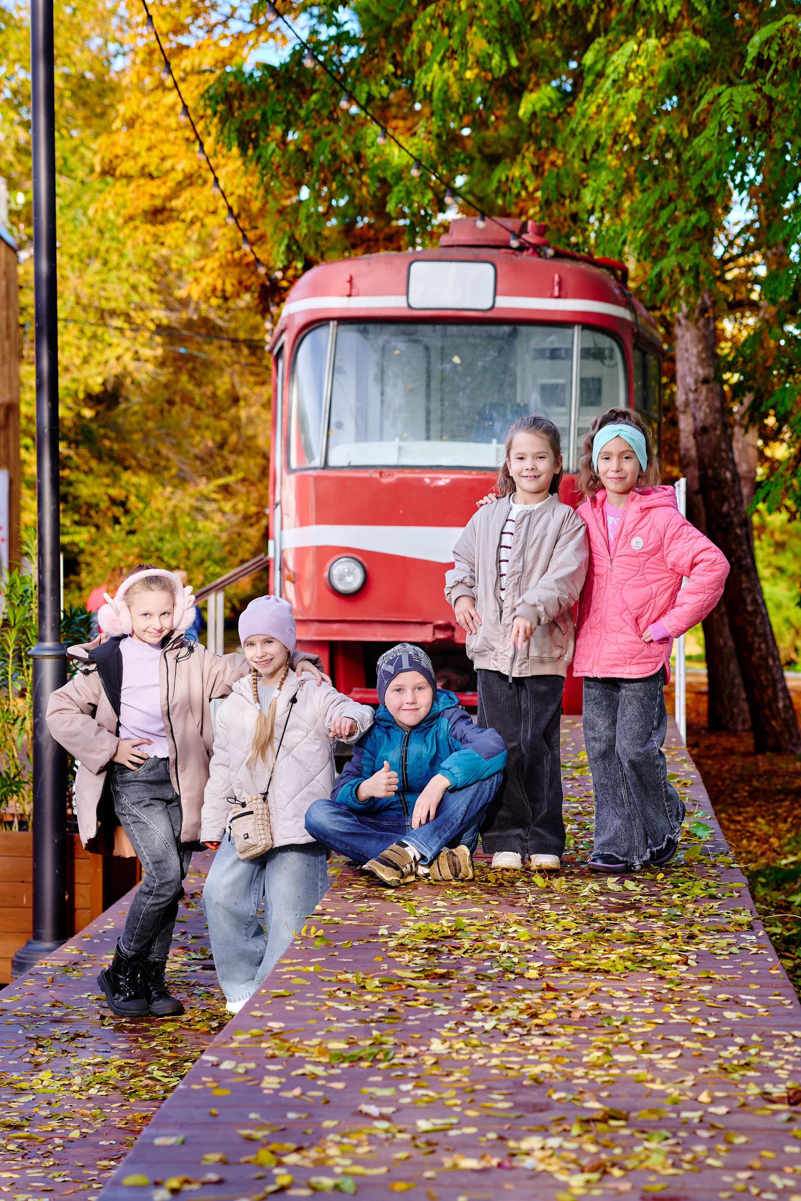 Прогулка в парке классом. Фотограф Выпускные альбомы Таганрог Сергей Коробченко