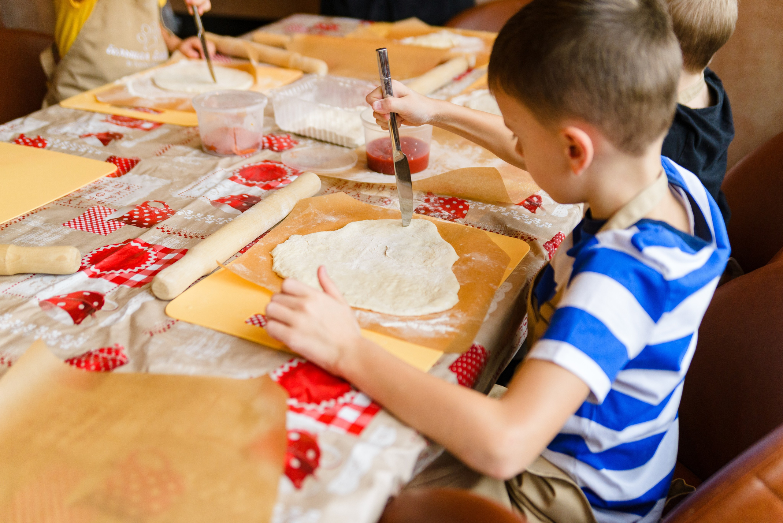 Детский мастер-класс по приготовлению пиццы. Портретный и репортажный фотограф в Санкт-Петербурге