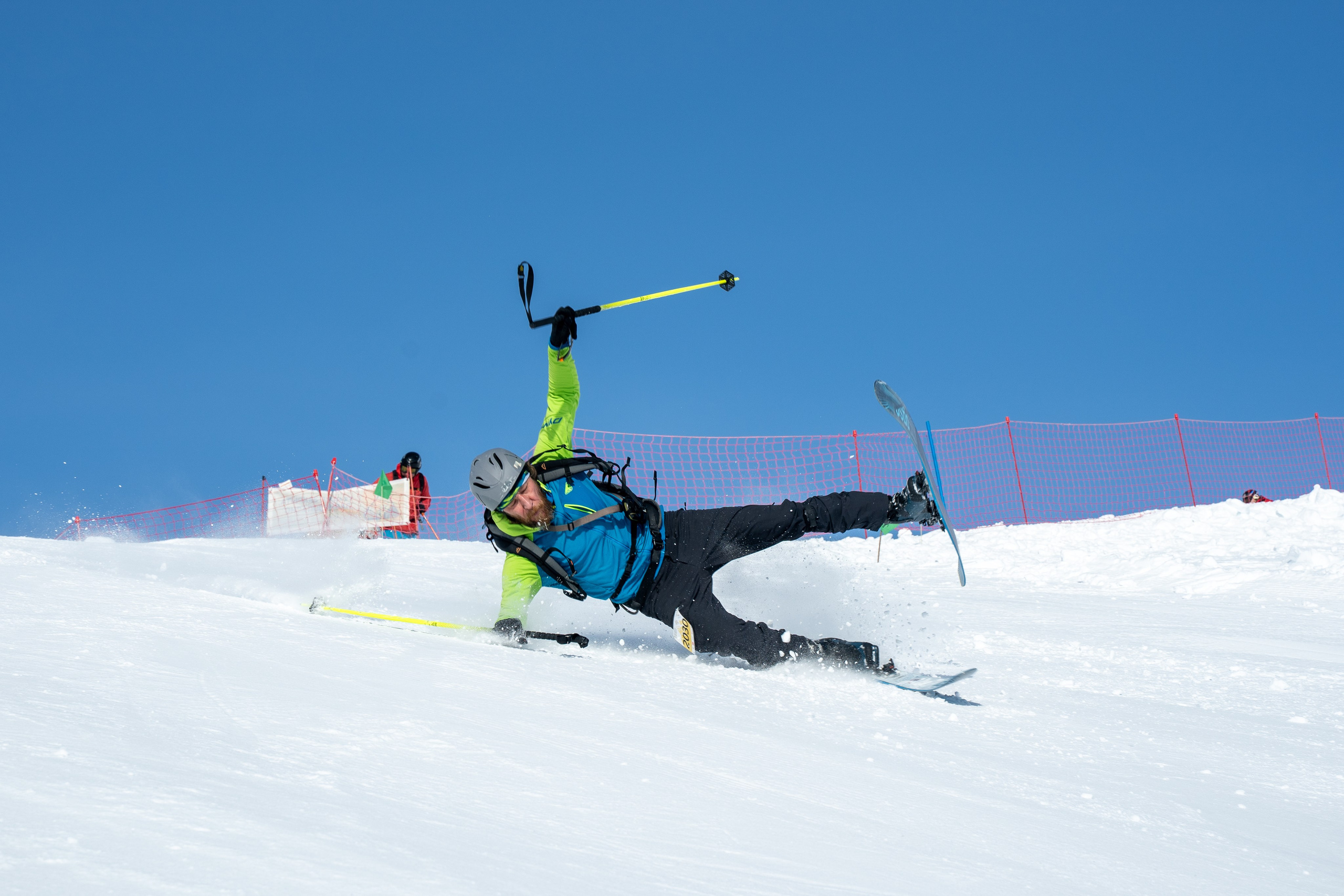 Фото момент падения спортсмена на дистанции