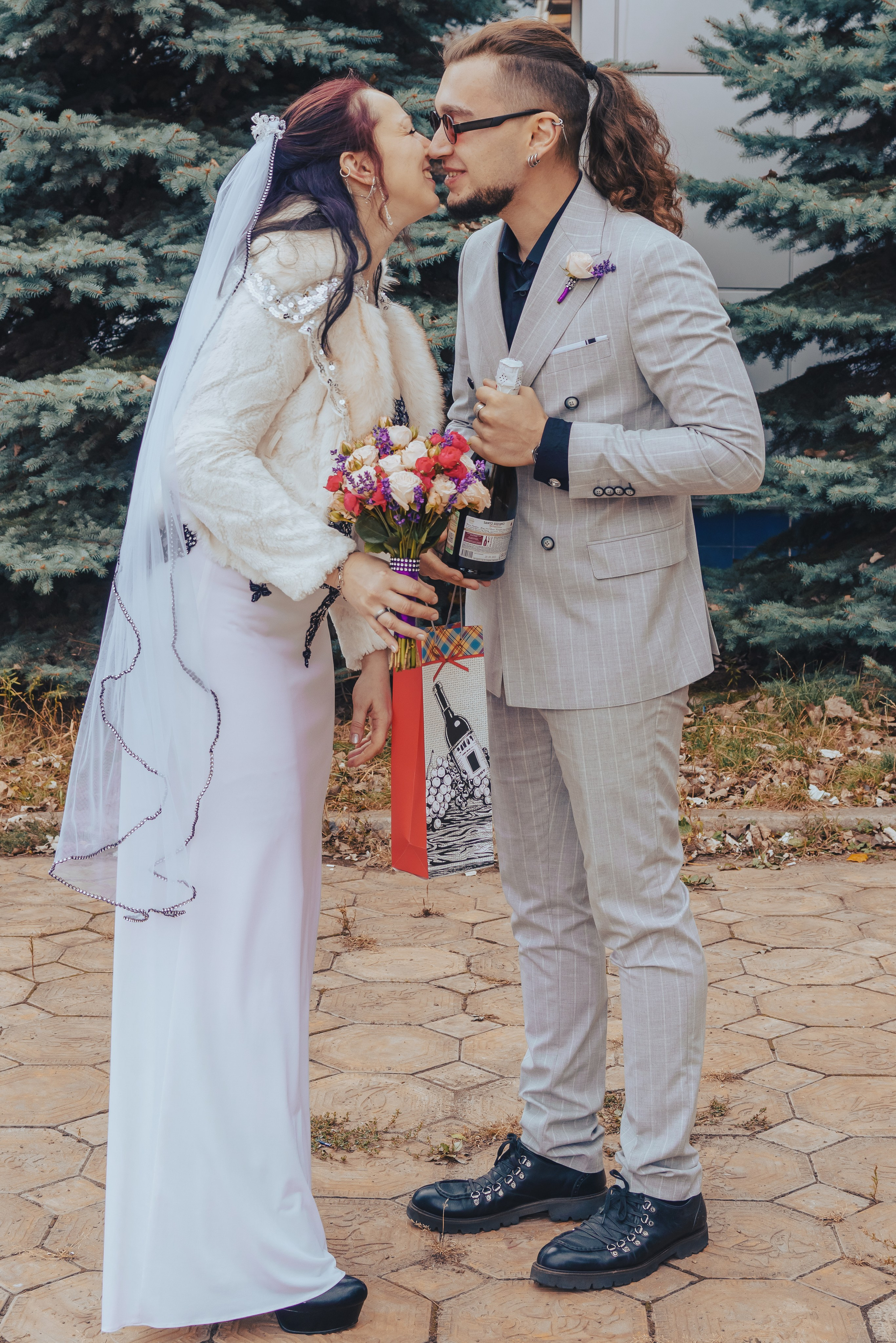 поцелуй молодых