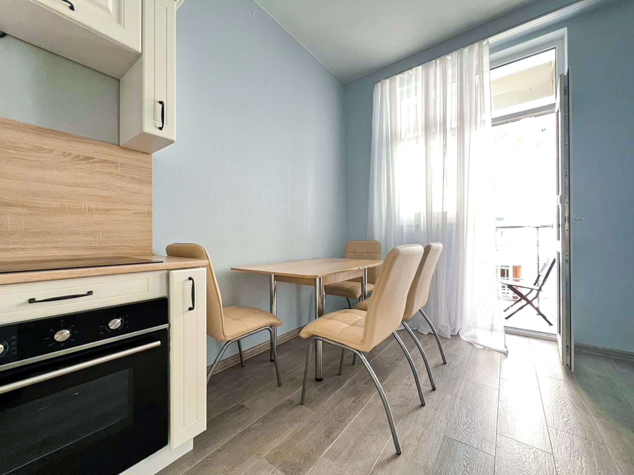 Просторная, уютная квартира с балконом в ж/к Посейдон, в 100 м от моря. Квартиры посуточно, длительно в Сочи, LARA APART GROUP