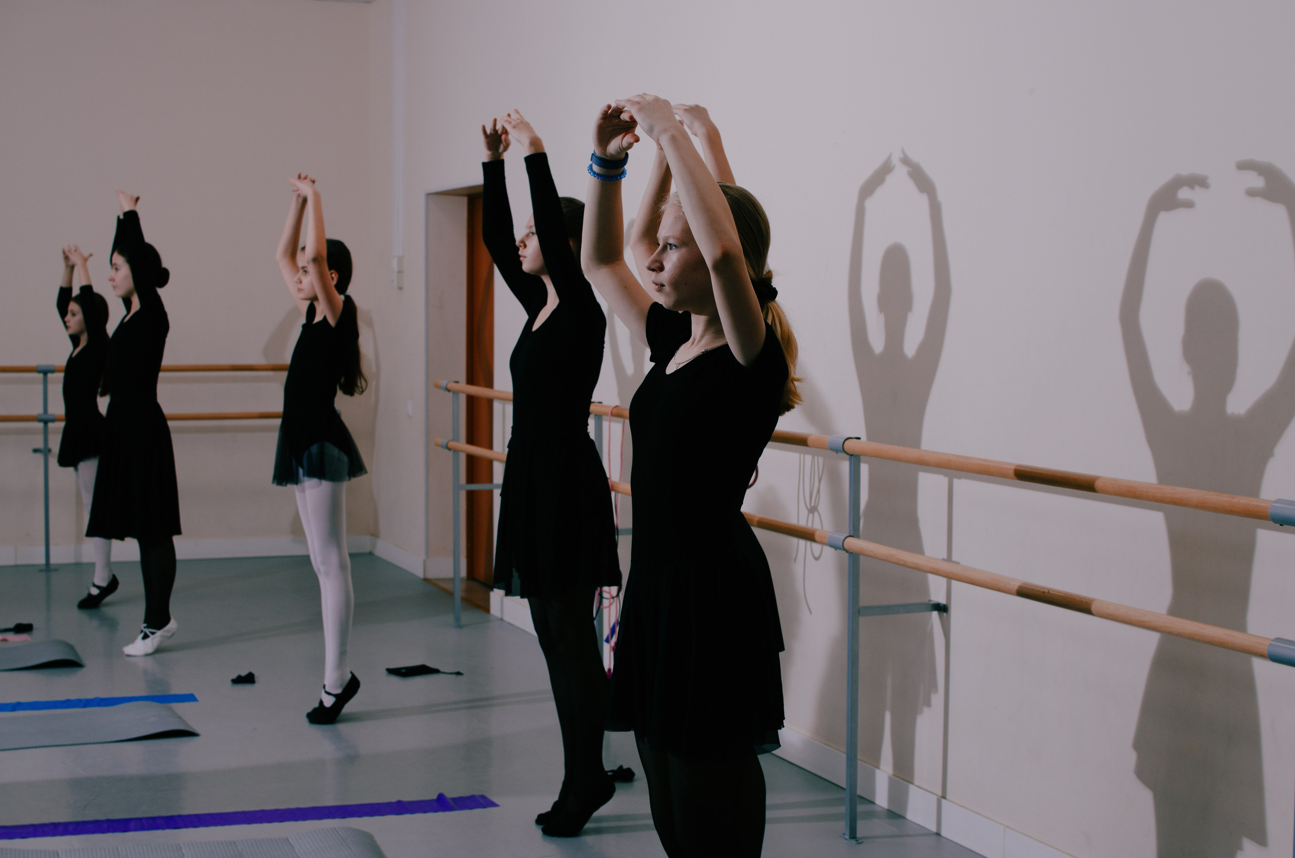 Экспериментальная (со вспышкой на стойке) съемка урока хореографии. Хореографический коллектив «Русская тройка», средняя группа. Портретный и репортажный фотограф в Санкт-Петербурге Варвара Жукова