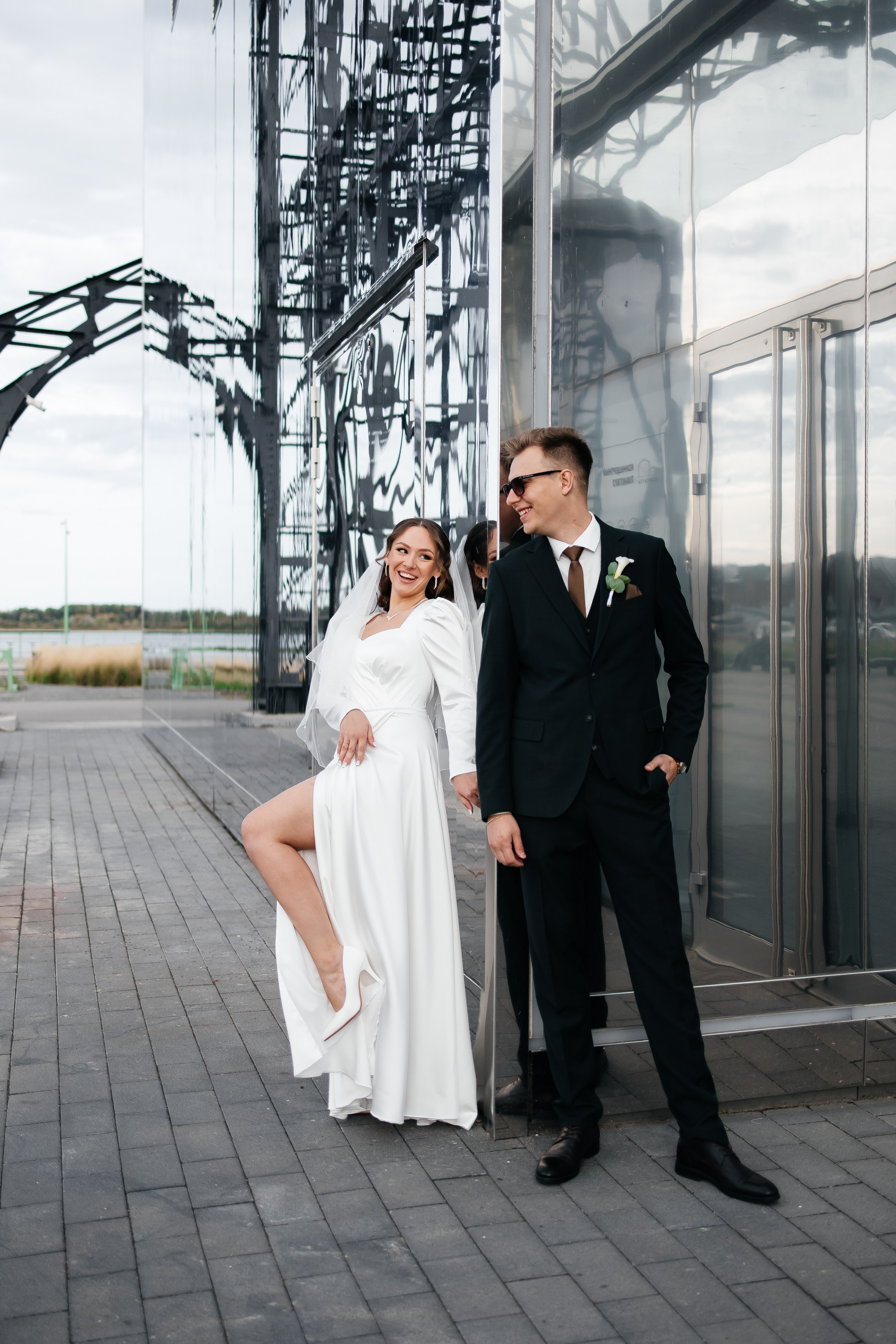 Красивая прогулка жениха с невестой в Нижнем Новгороде