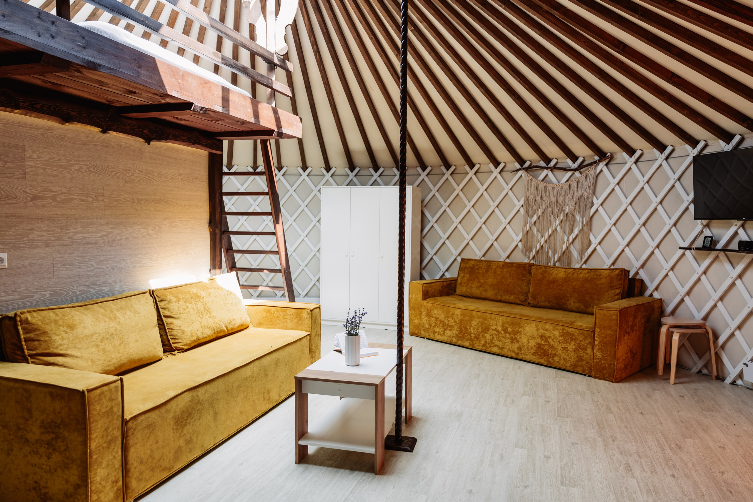 БЕРЕЗКА ВИЛАДЖ | Глэмпинг в Коломне | Юрта «Янтарная». ФОТОГРАФ ИРИНА ШАМАТАВА