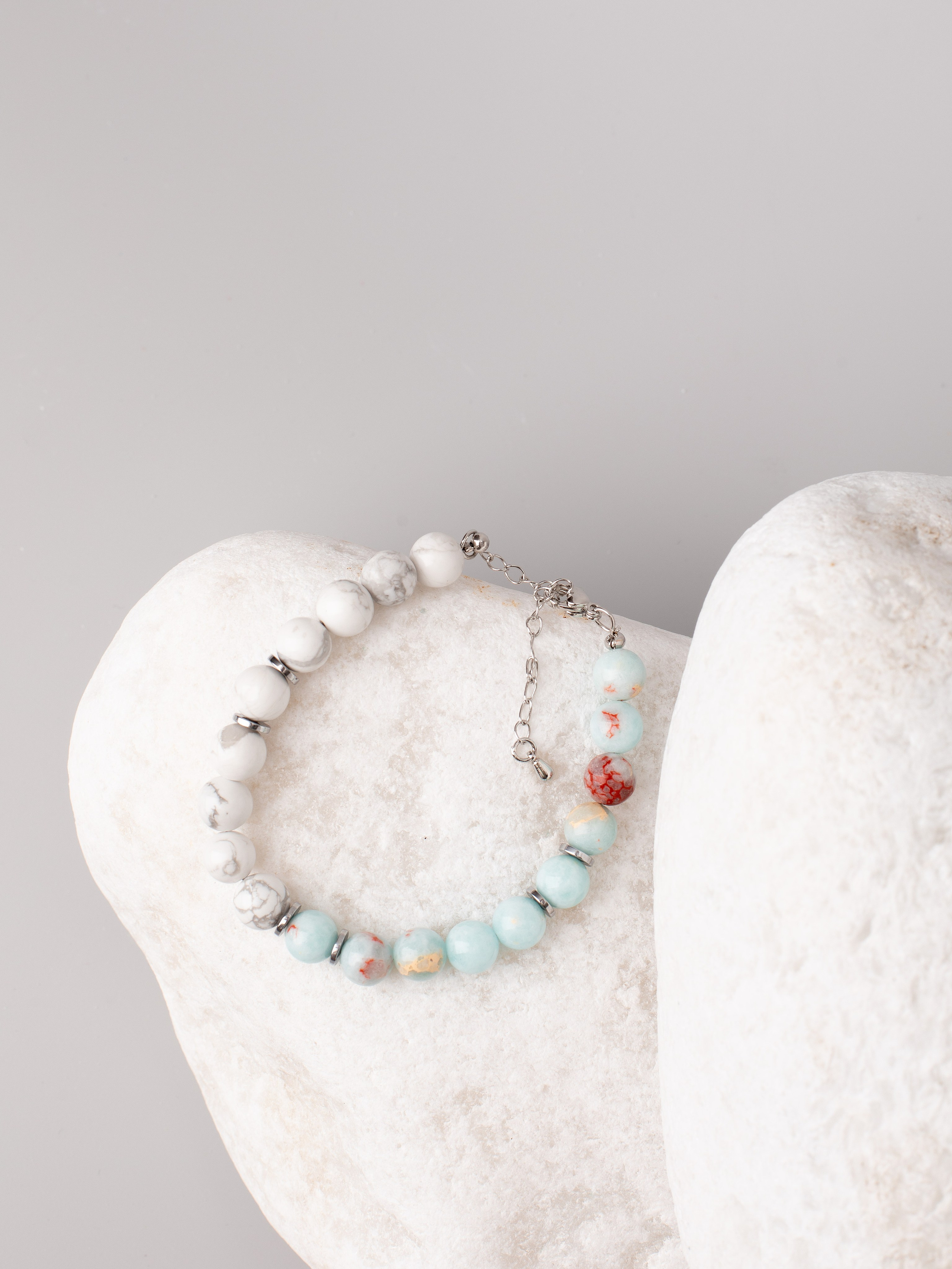 Браслеты ручной работы. Фотостудия предметной и модельной съёмки для маркетплейсов