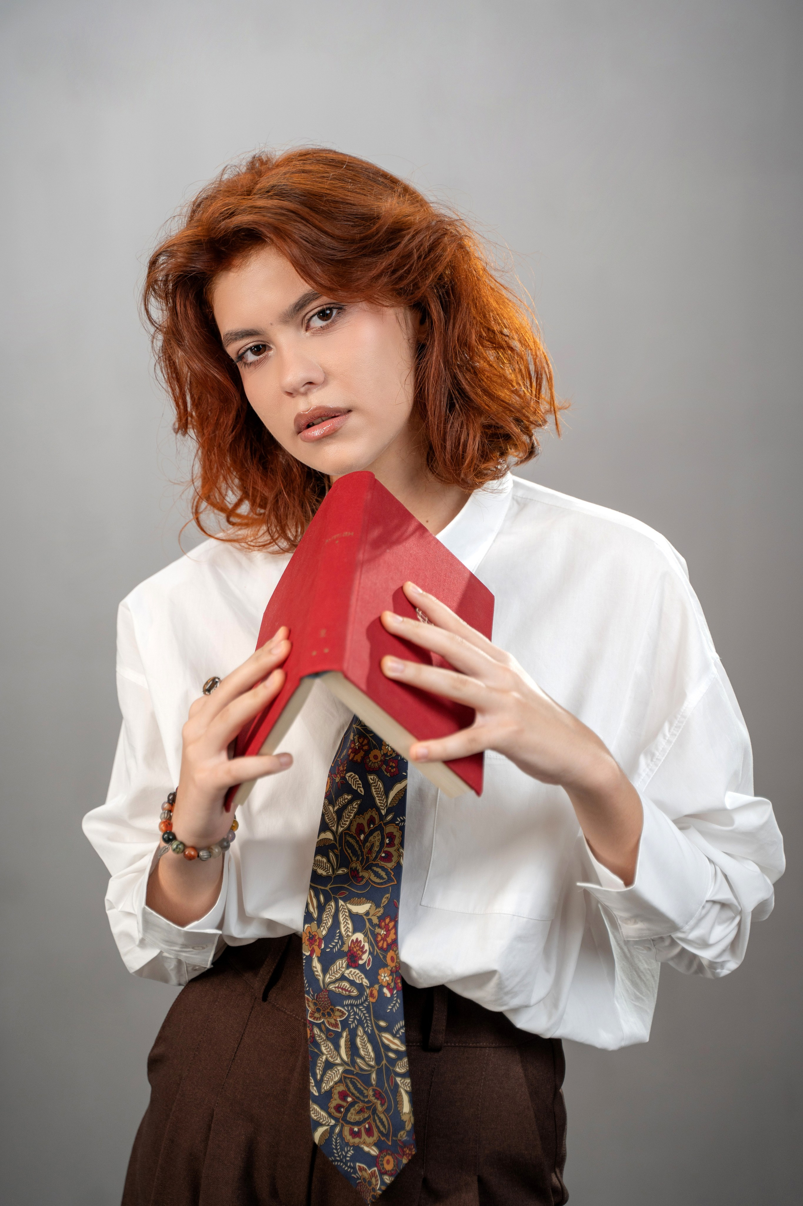 Портрет в серой фотозоне. Правильный Выпускной Альбом