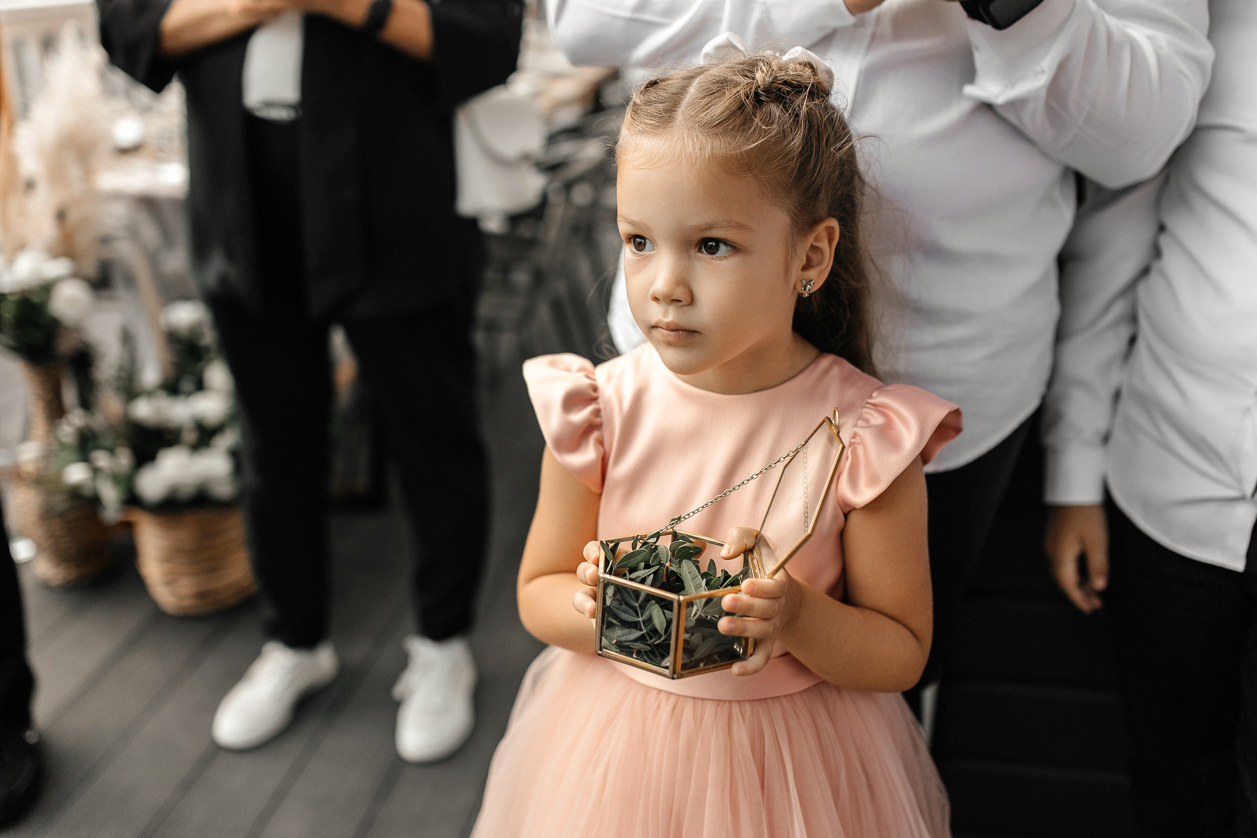 Здравствуйте! Я&nbsp;свадебный фотограф из&nbsp;Ульяновска, работаю в&nbsp;том числе по&nbsp;всей России и&nbsp;с&nbsp;выездом за&nbsp;границу. Снимаю свадьбы, lovestory, корпоративы, светский репортаж. Провожу обучение по&nbsp;фотографии, мастер-классы и&nbsp;воркшопы для других фотографов.