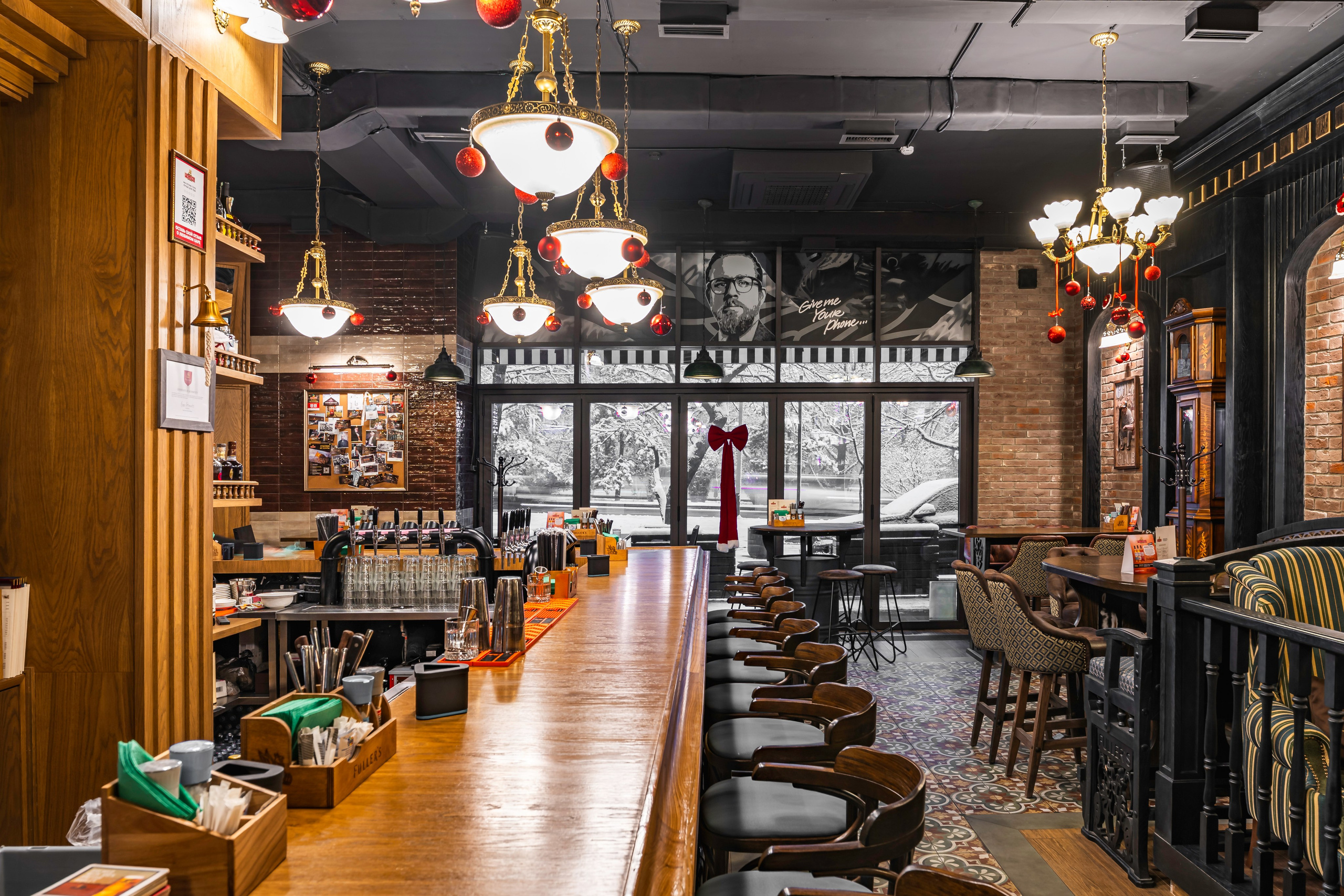 Алматы, Fuller's Izumrud — небольшой уютный паб в тихом районе, декабрь 2025. Интерьерный фотограф Алматы