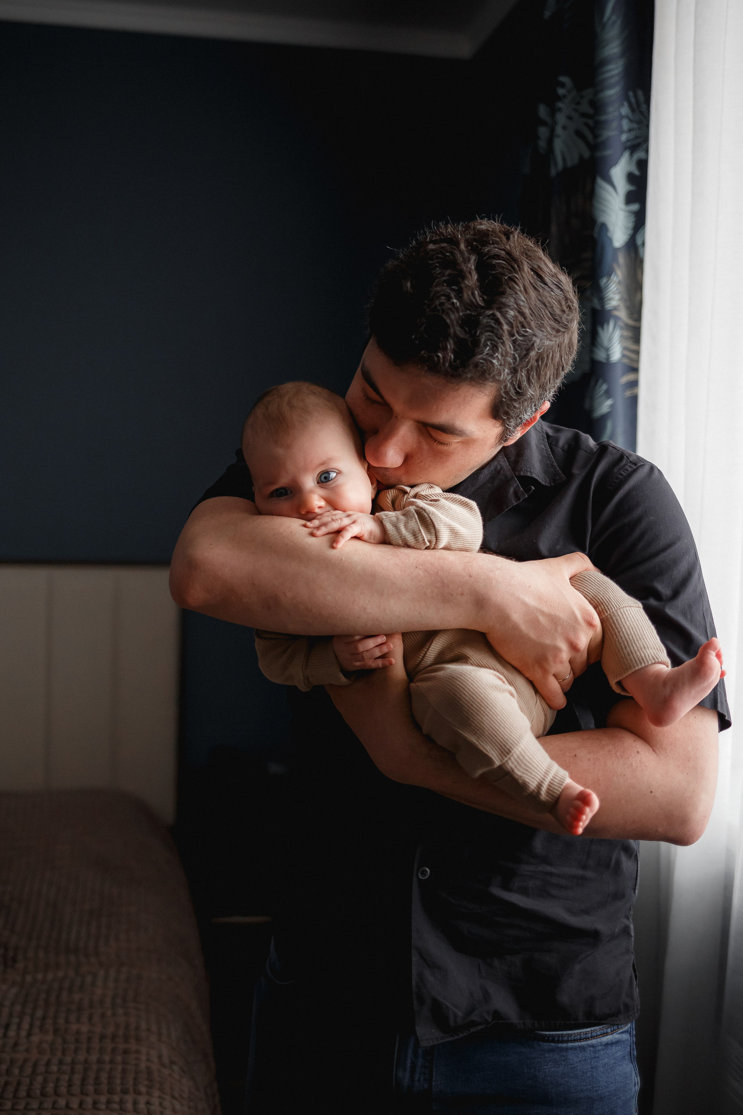 Малышка Катя, родители и бабушка. Домашняя съёмка. Фотограф в Москве Базанова Дарья
