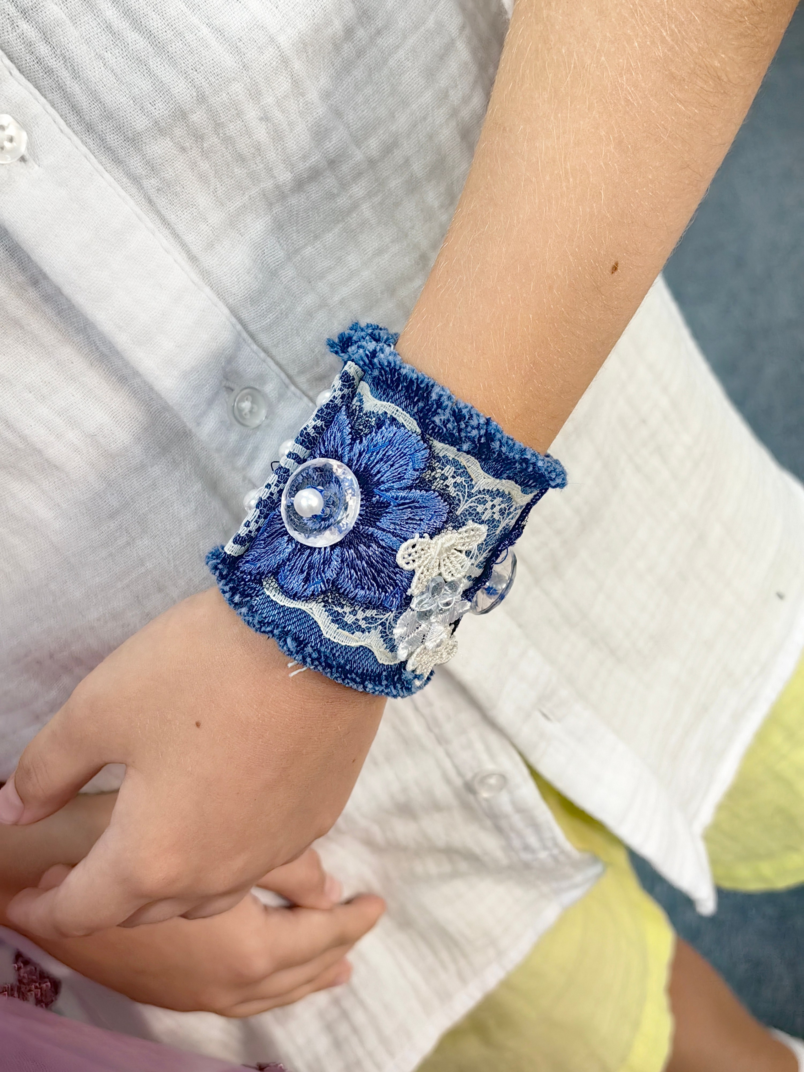 Браслеты из джинсы — мастер-класс по шитью для девочек. Владивосток. Школа для девочек во Владивостоке — Само Совершенство