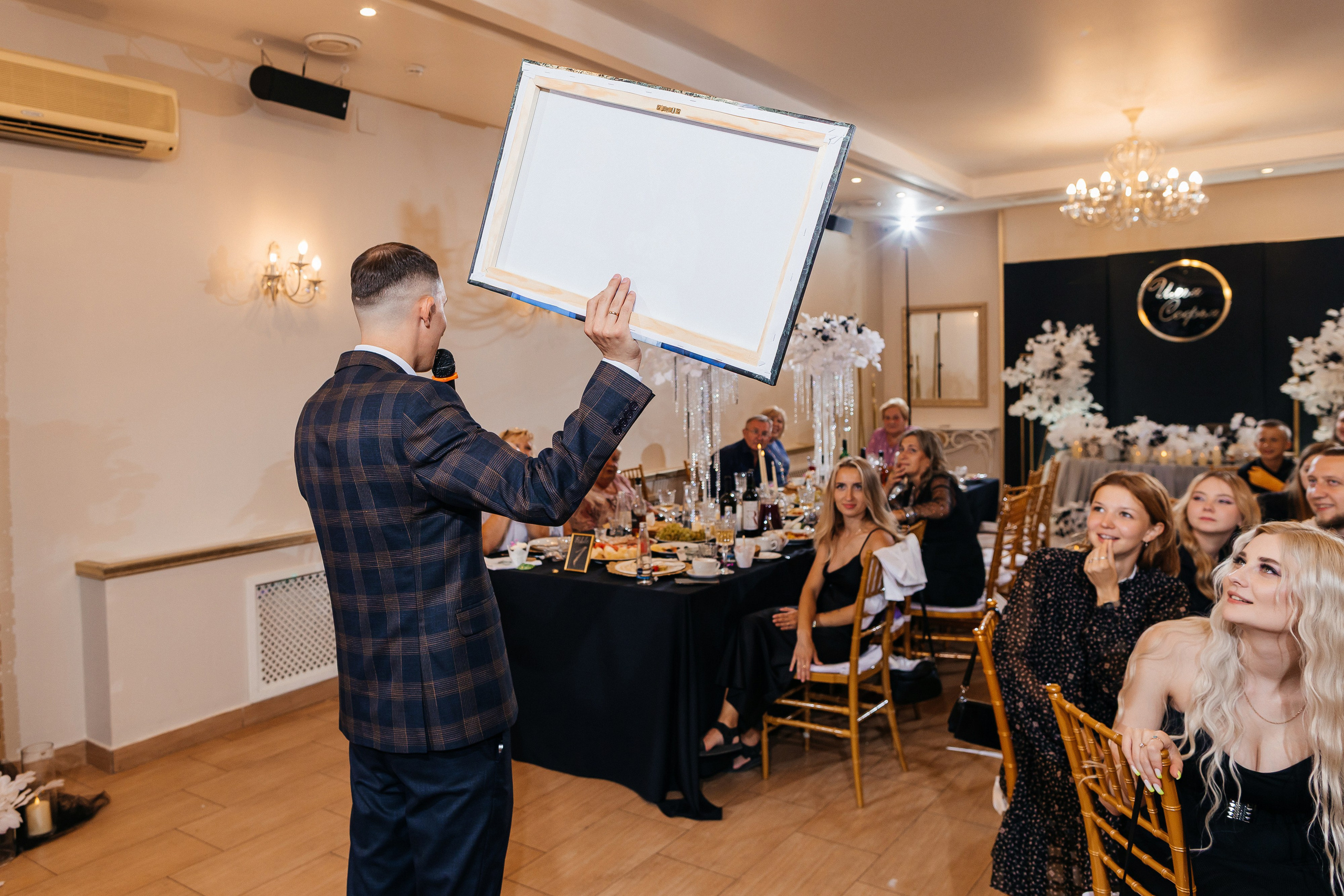 Красивый свадебный ужин в уютном ресторане. Олег Сверчков | Свадебный фотограф Вологда