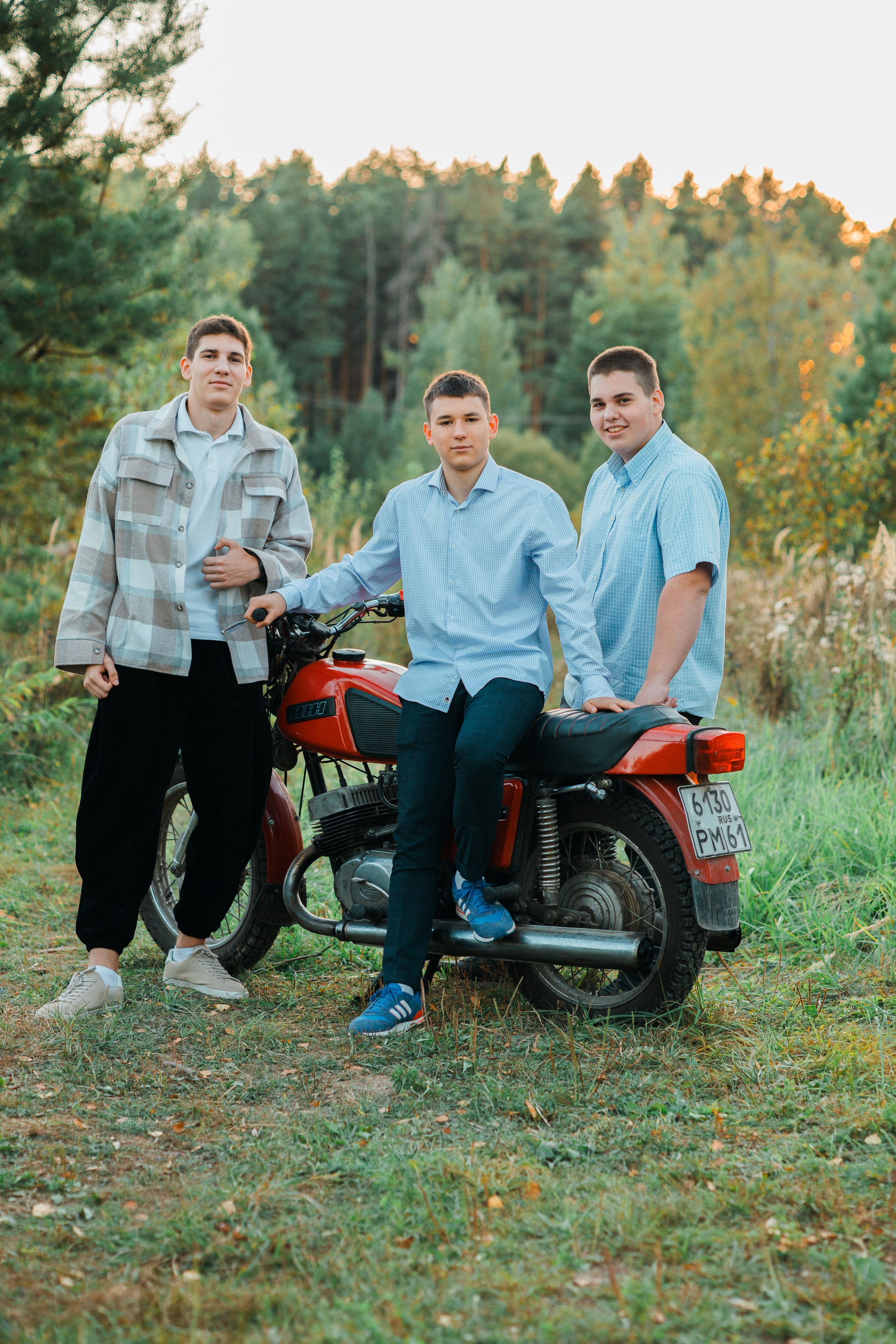 Осенняя фотосессия для выпускных альбомов 11 классов в Тарусе 2025 год. Выпускные альбомы в Серпухове