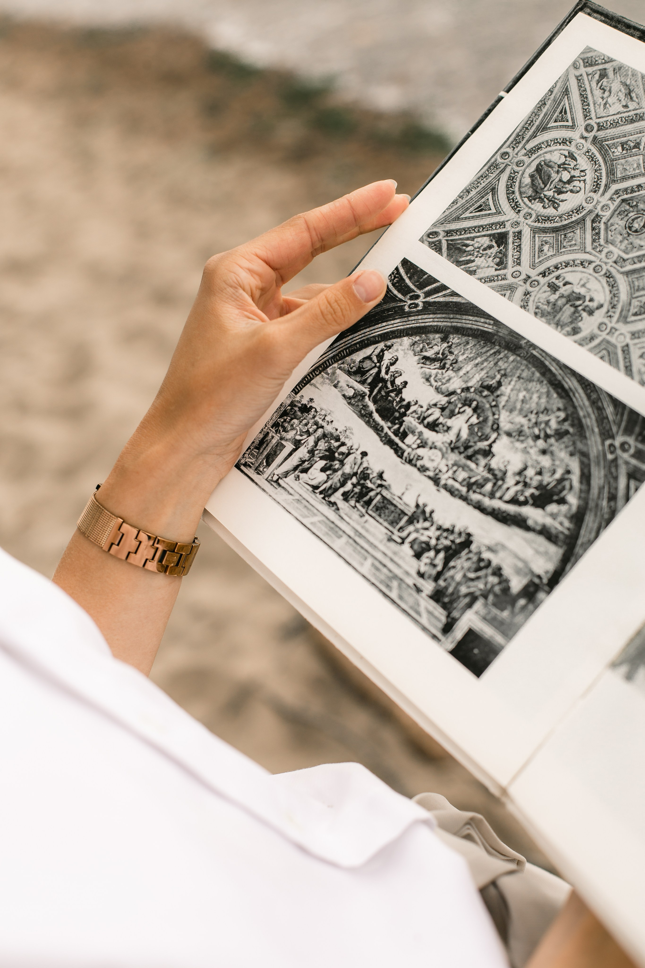 На берегу финского залива девушка с книжкой .  Берег кронштадта.