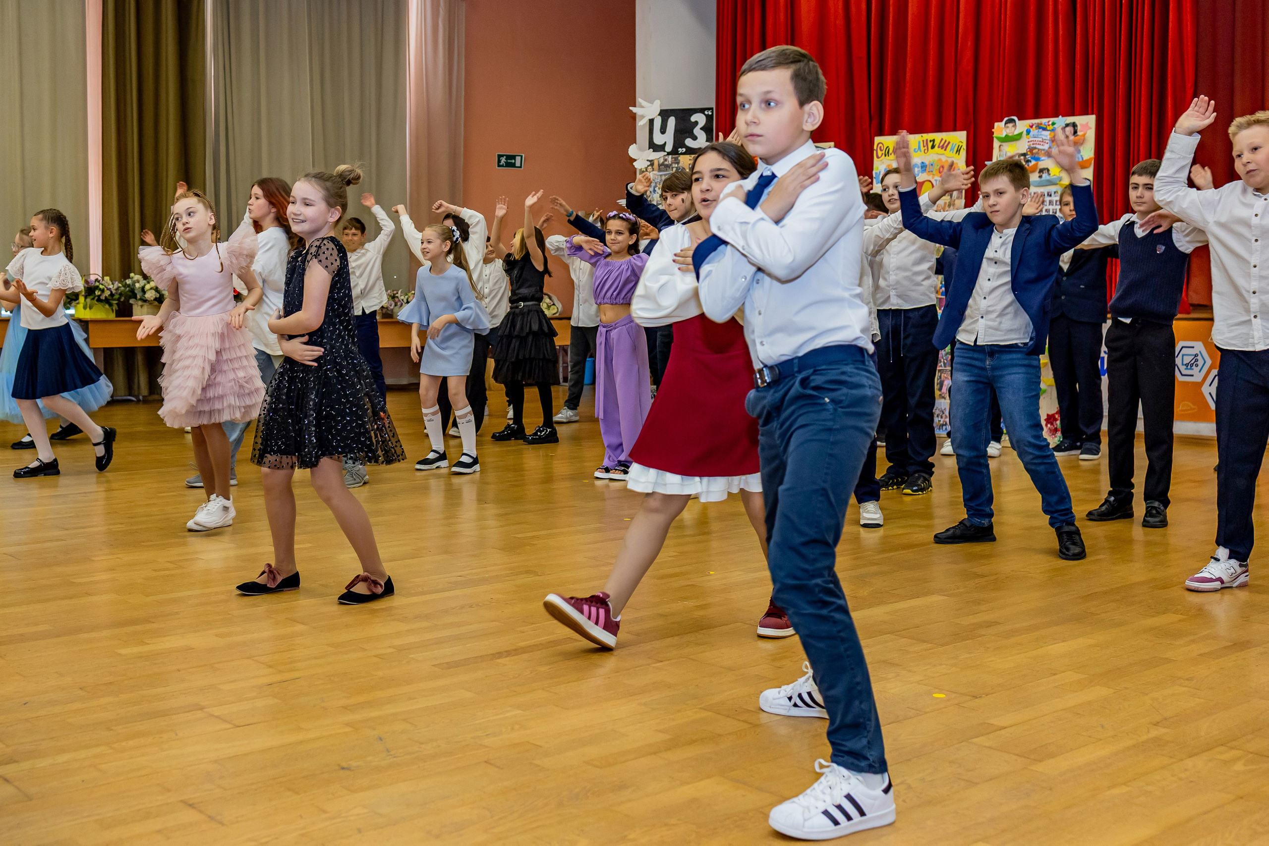 Выпускной праздник в начальной школе. Фотограф и видеограф Москва. Свадебный фотограф, видеограф. Выпускные альбомы. Оживающие альбомы