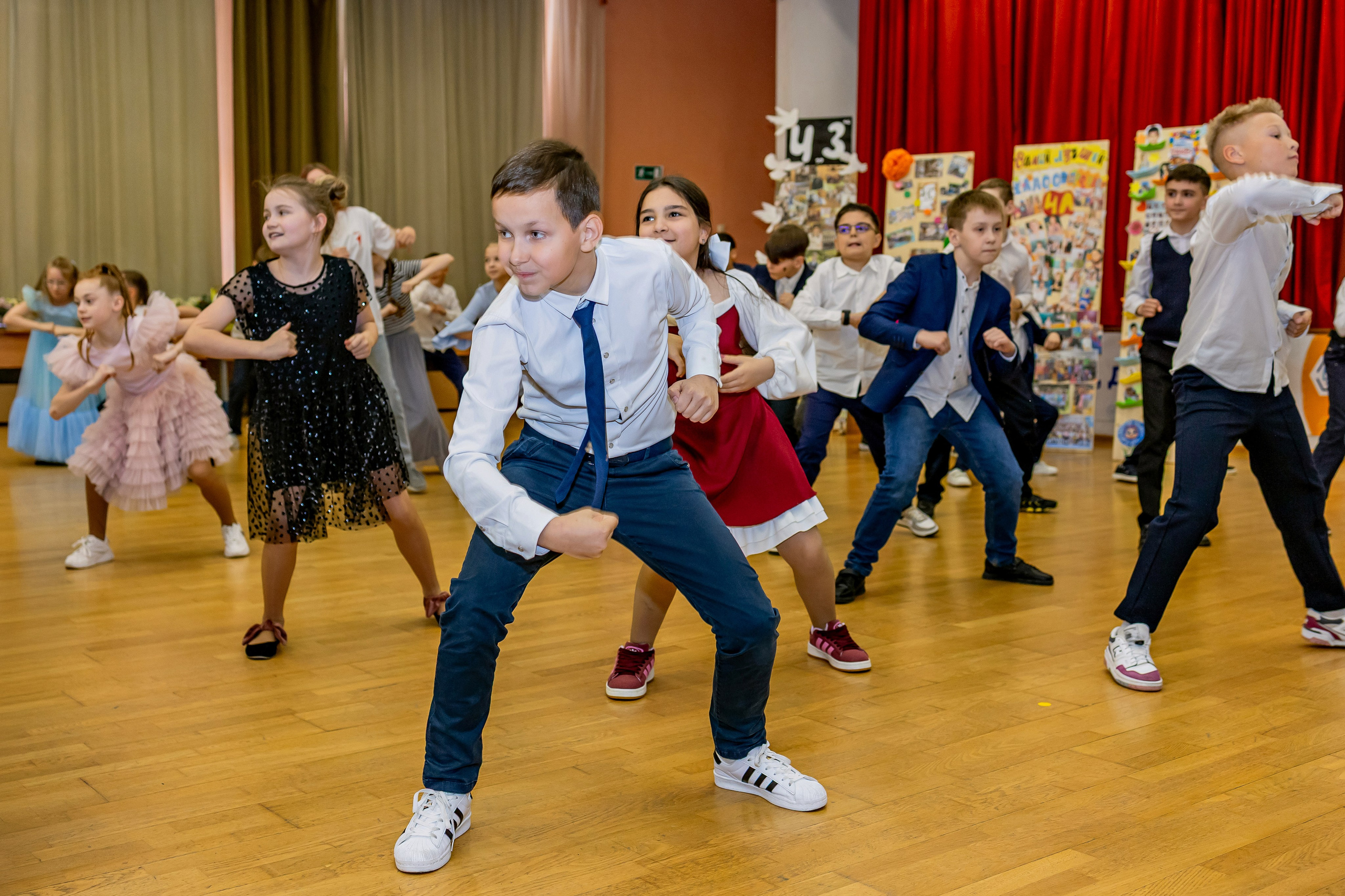 Выпускной праздник в начальной школе. Фотограф и видеограф Москва. Свадебный фотограф, видеограф. Выпускные альбомы. Оживающие альбомы