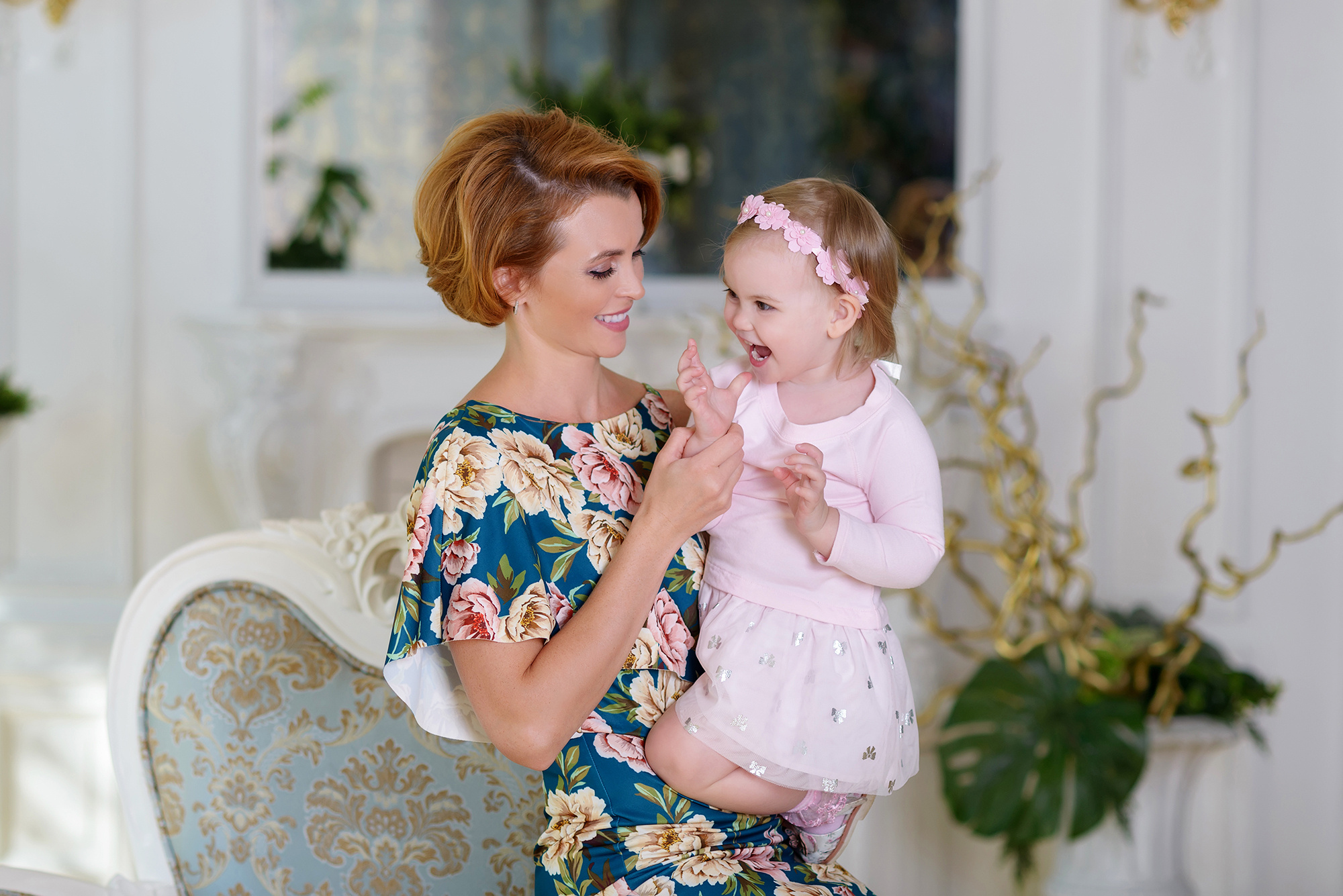 Девушка держит на руках маленькую дочь