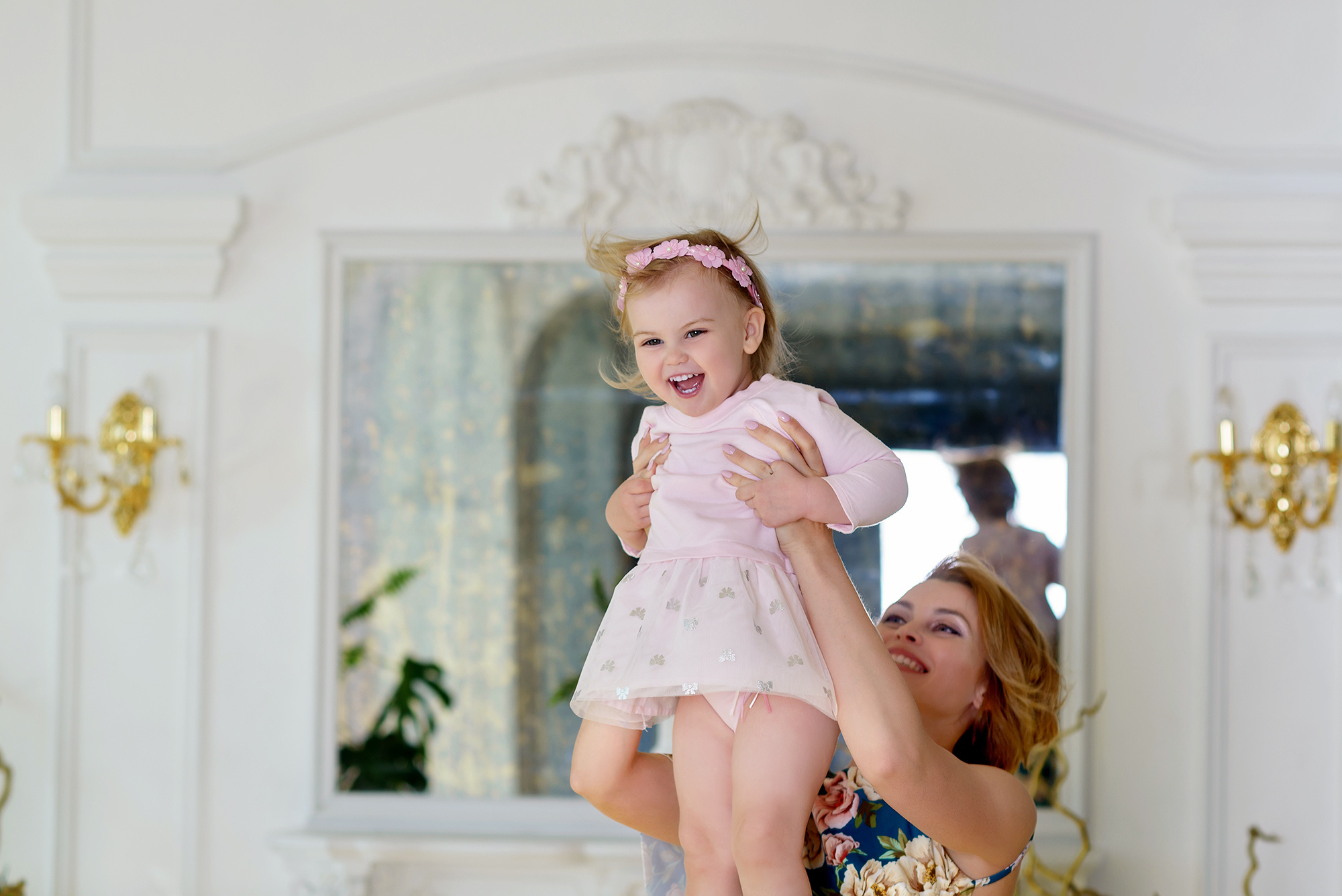 Девушка держит на руках маленькую дочь