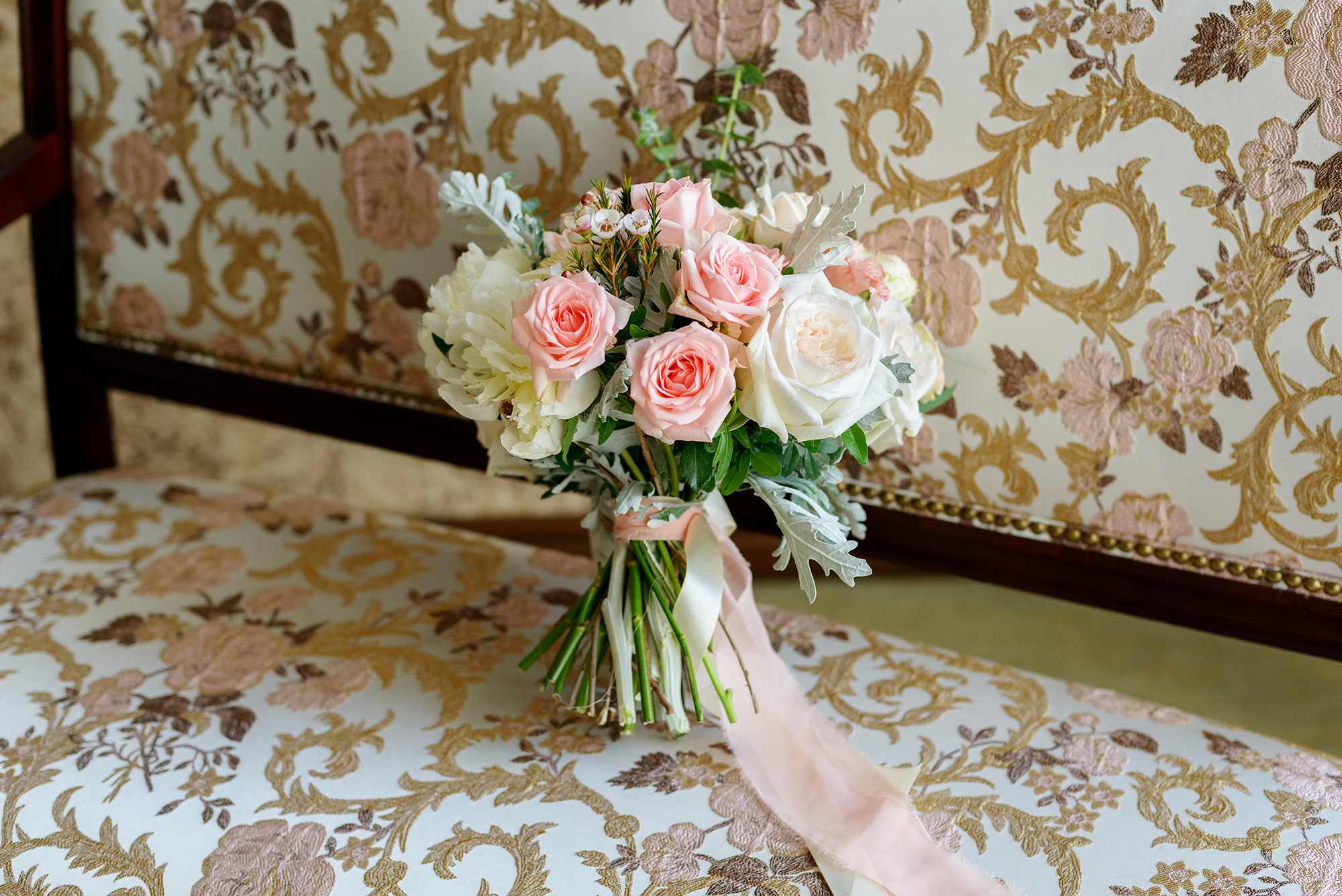 Букет невесты на диване