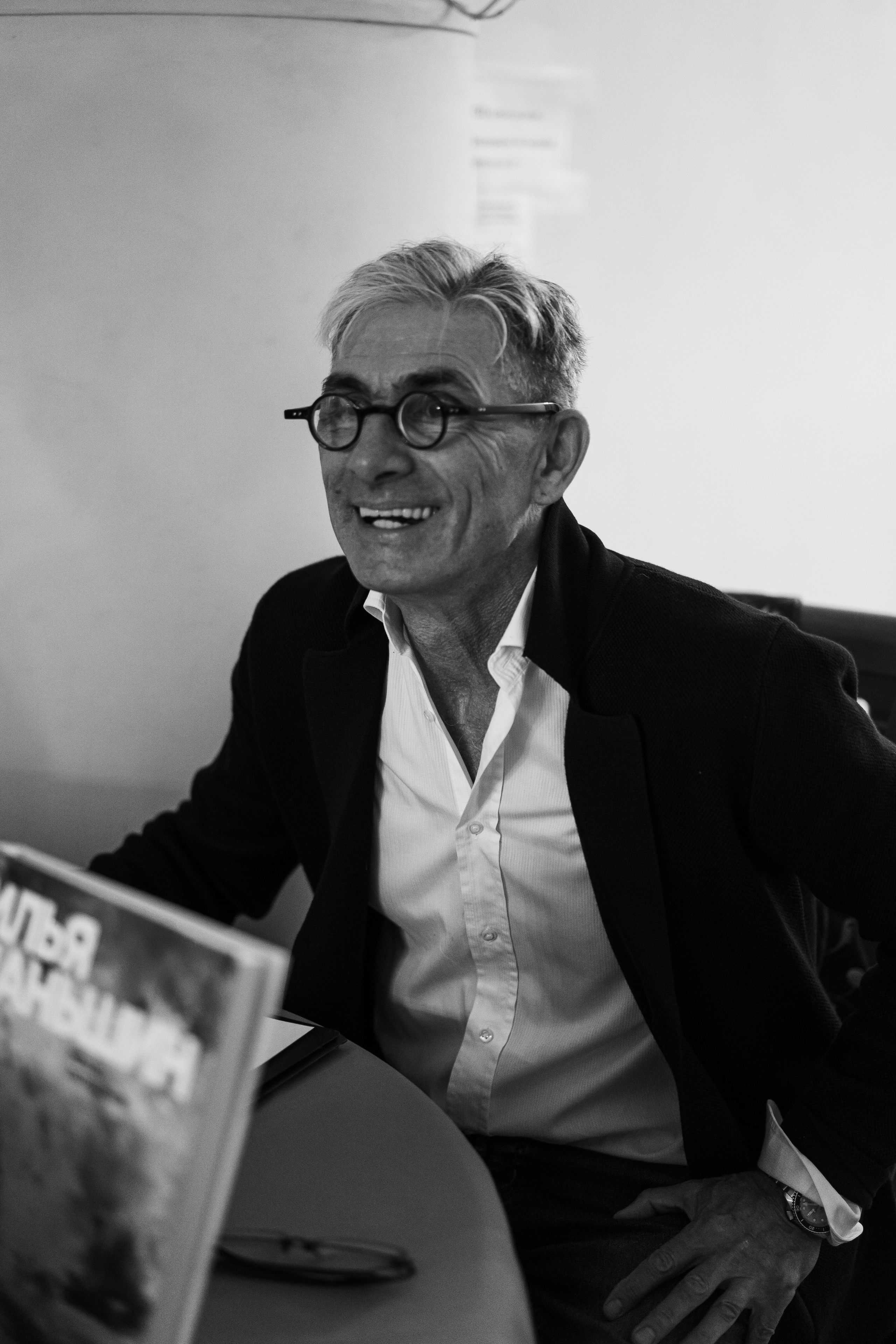 Съёмка открытия вытсавки художника Ильи Даньшина. Лиза Фирстова — самый добрый фотограф